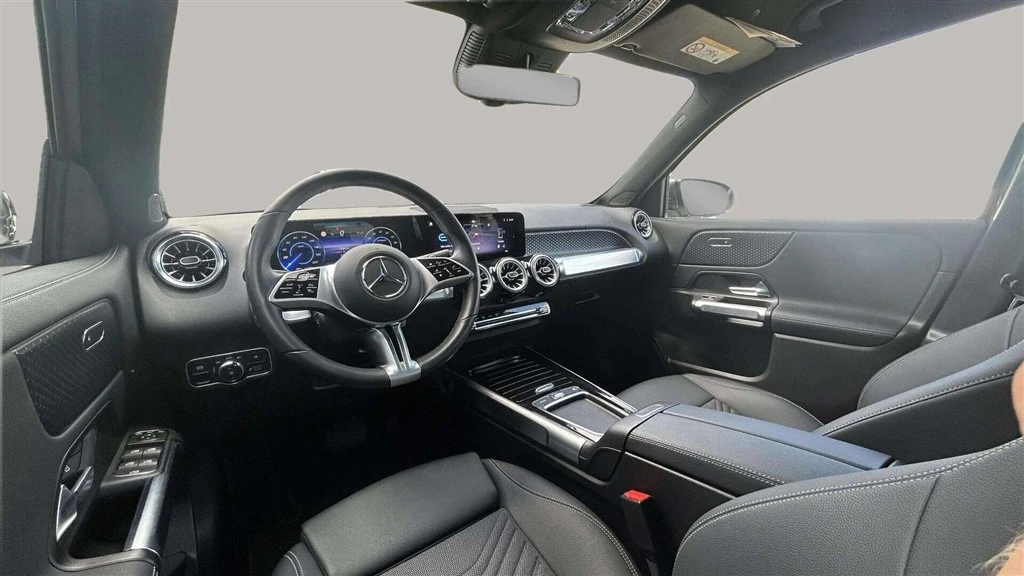 Mercedes-Benz-EQB-image-10