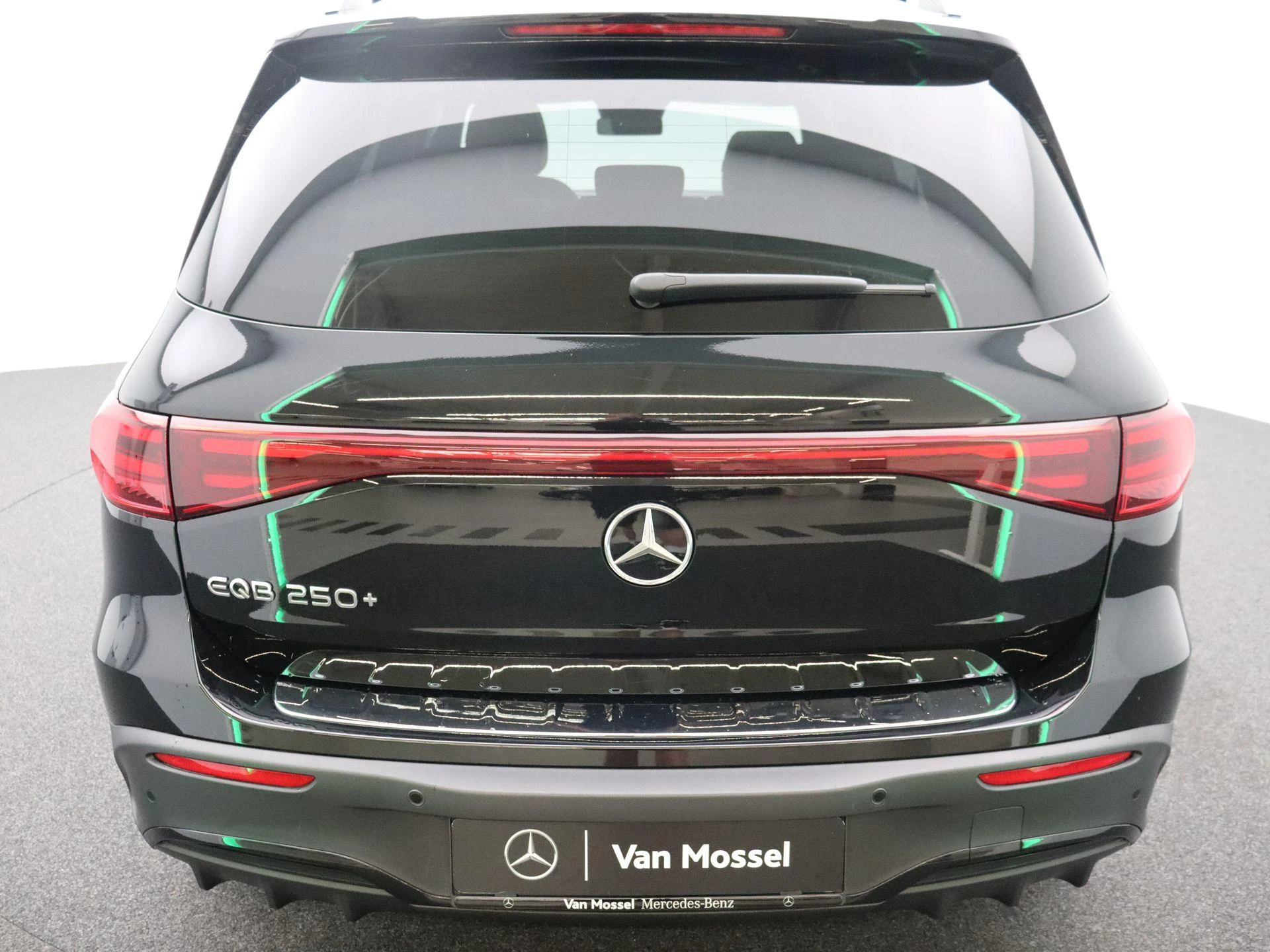 Mercedes-Benz-EQB-image-21