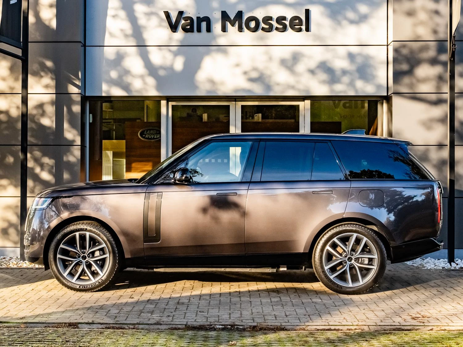 Land Rover-Range Rover-image-2