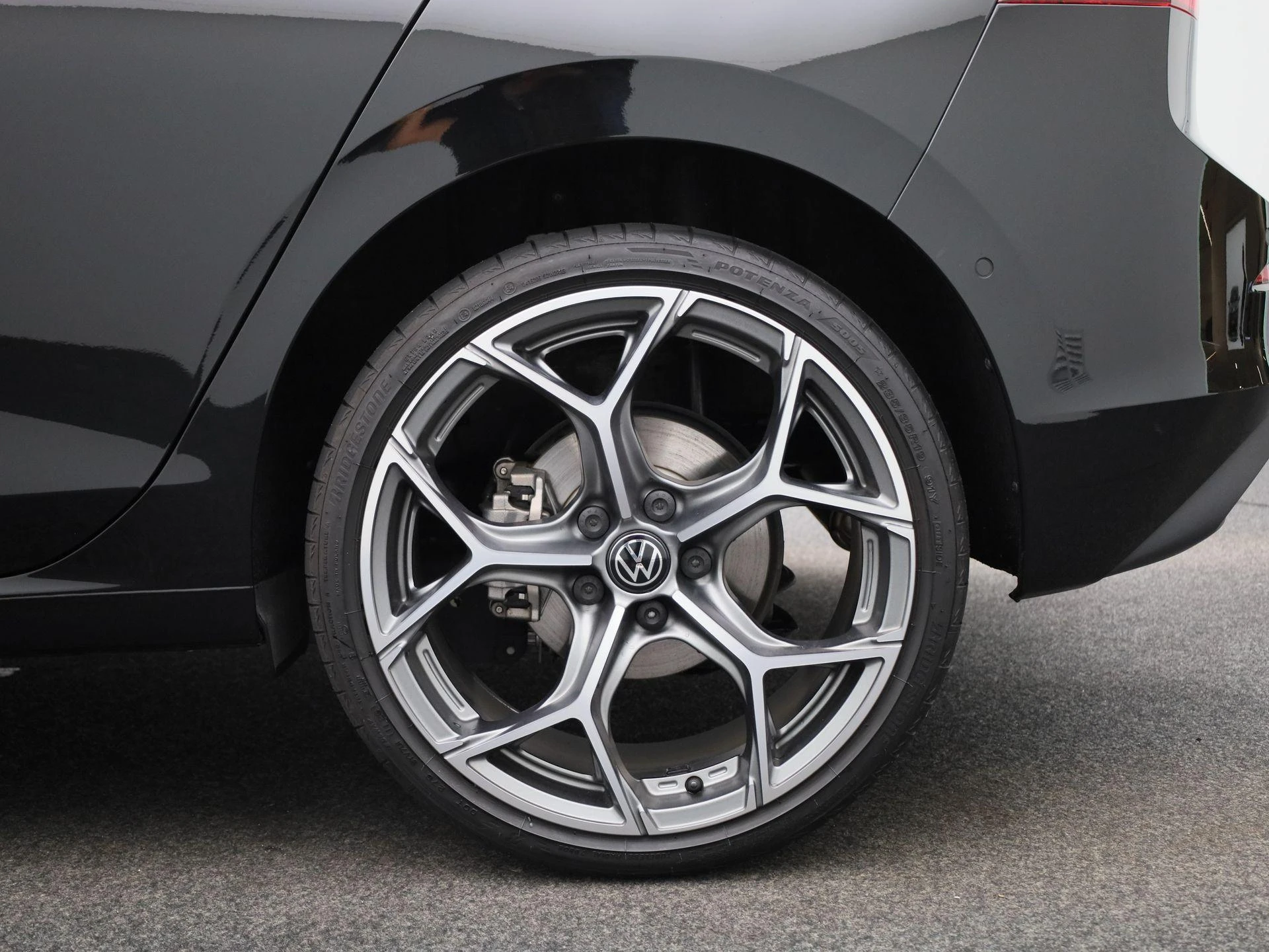Volkswagen-Golf-image-12