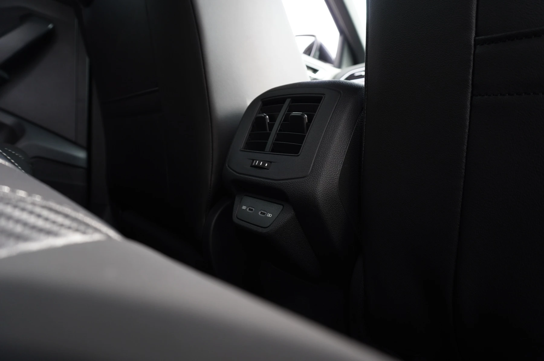 Volkswagen-T-Roc-image-31