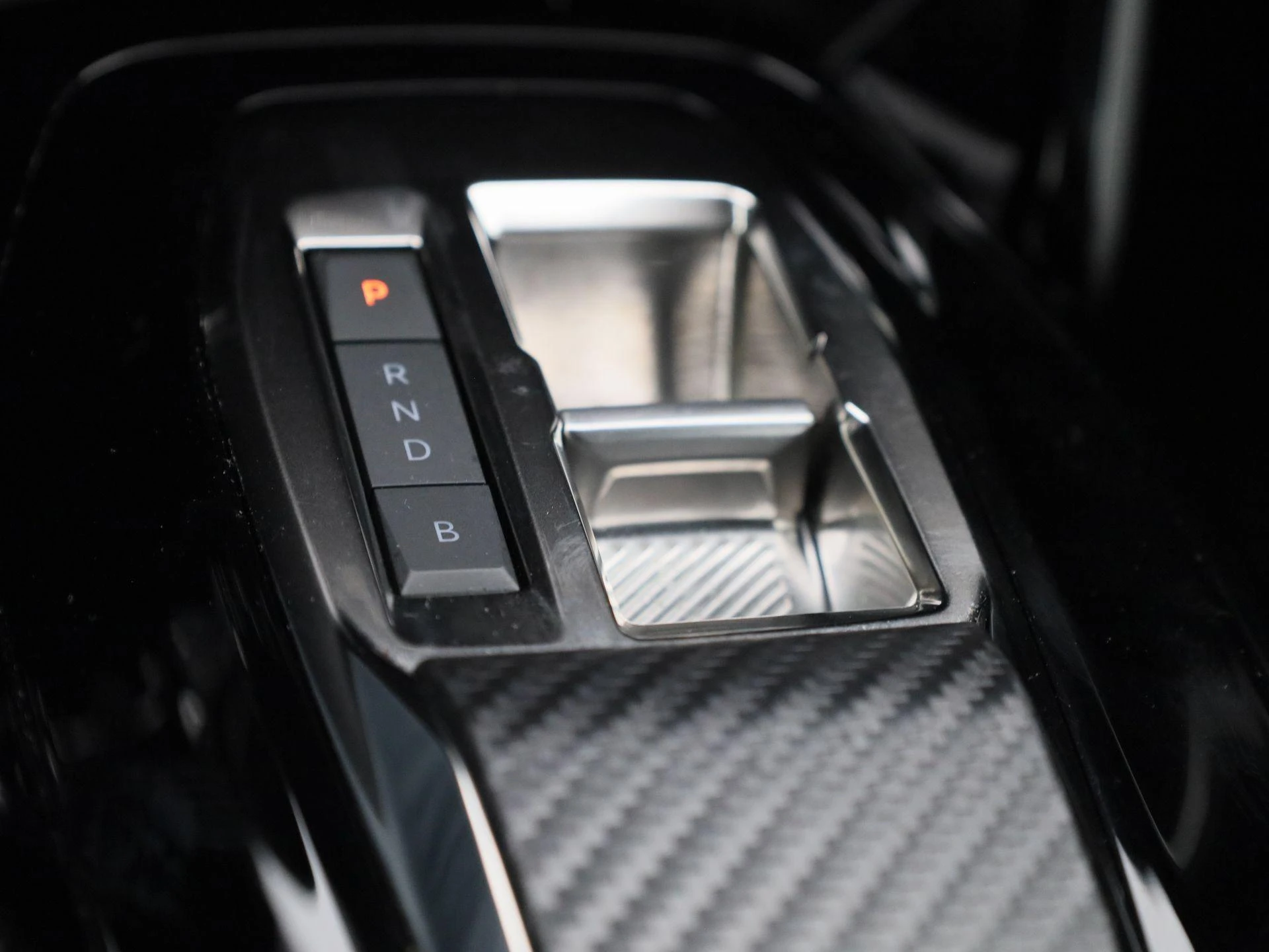 Peugeot-e-2008-image-18