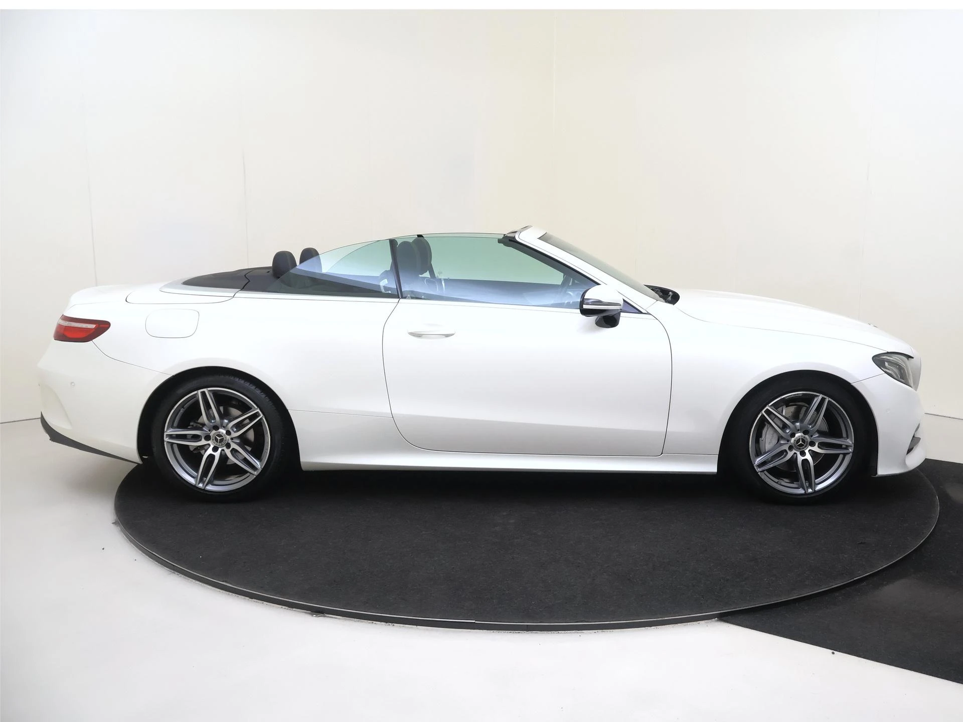 Mercedes-Benz-E-Klasse-image-8