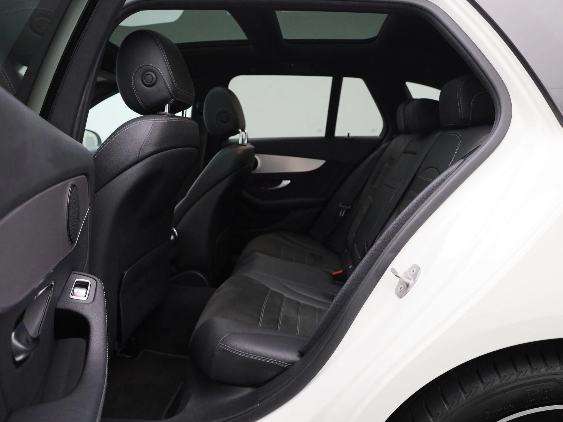 Mercedes-Benz-C-Klasse-image-10