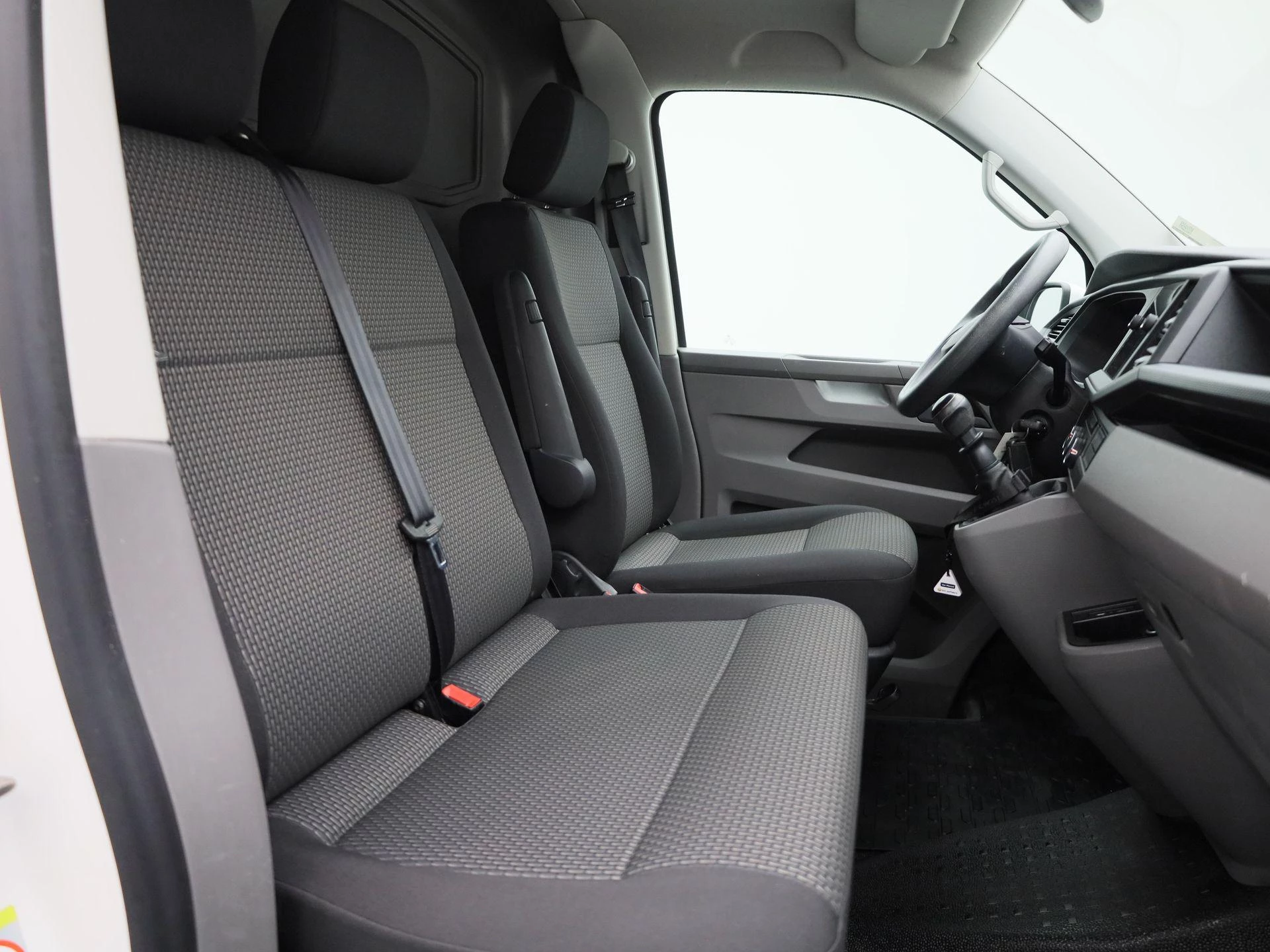 Volkswagen-Transporter-image-34