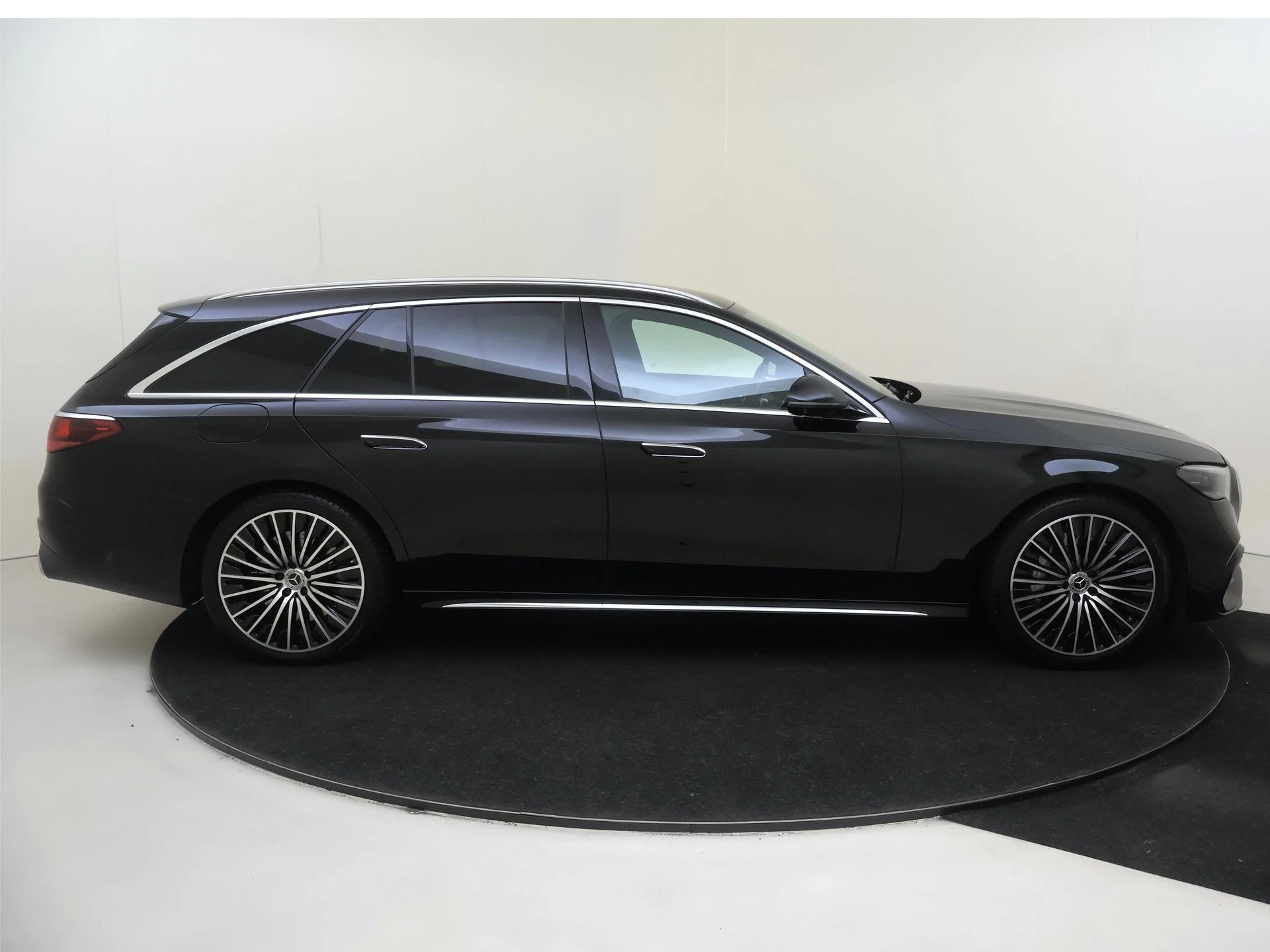 Mercedes-Benz-E-Klasse-image-8