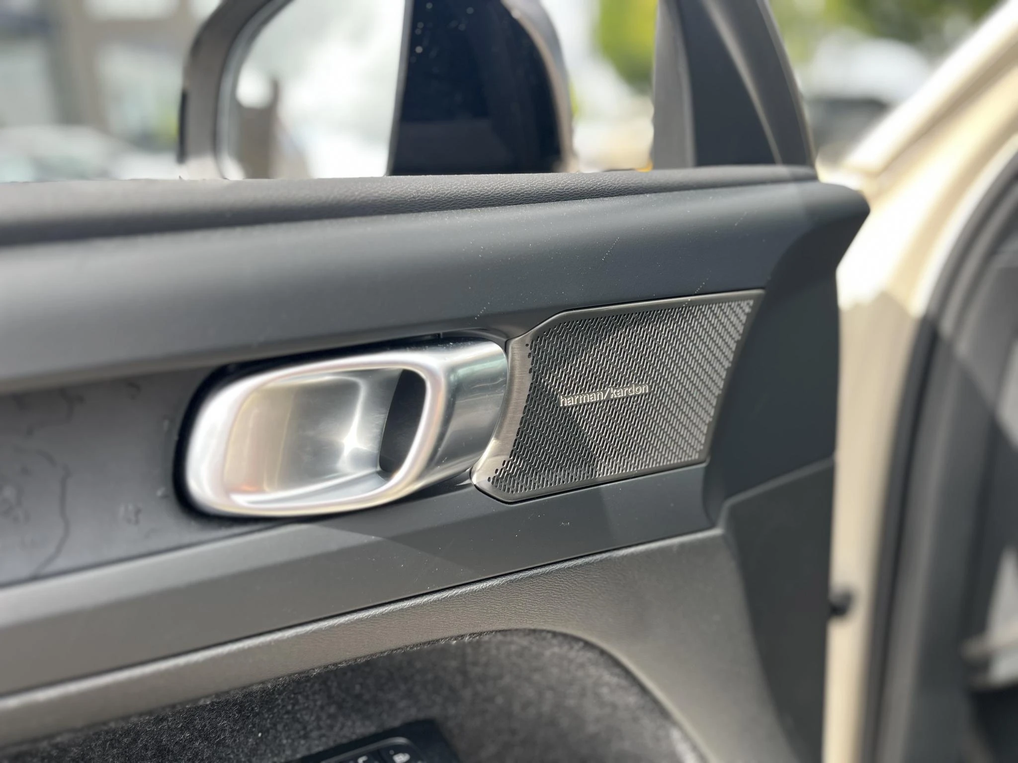 Volvo-EX40-image-5