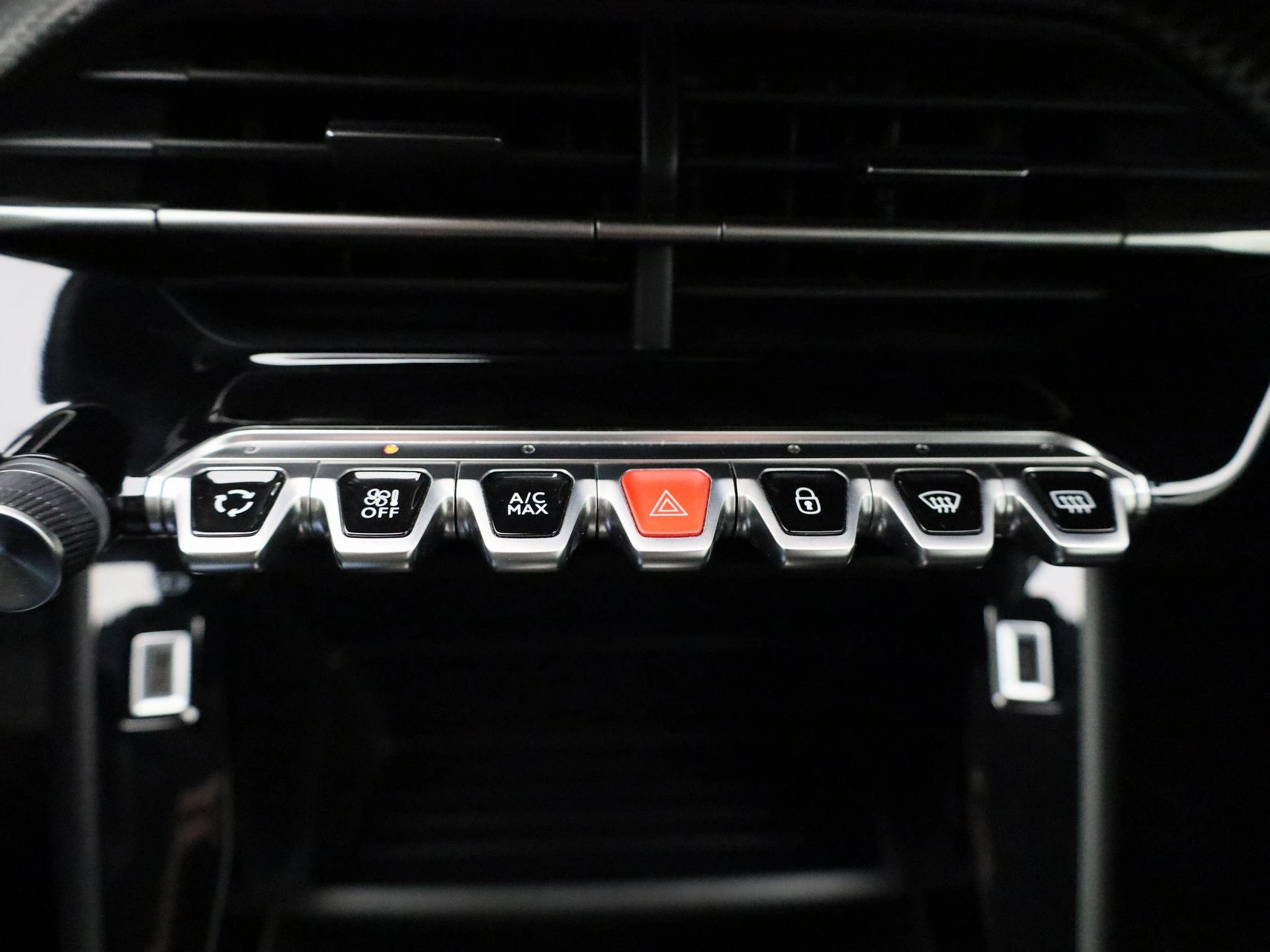 Peugeot-e-208-image-24
