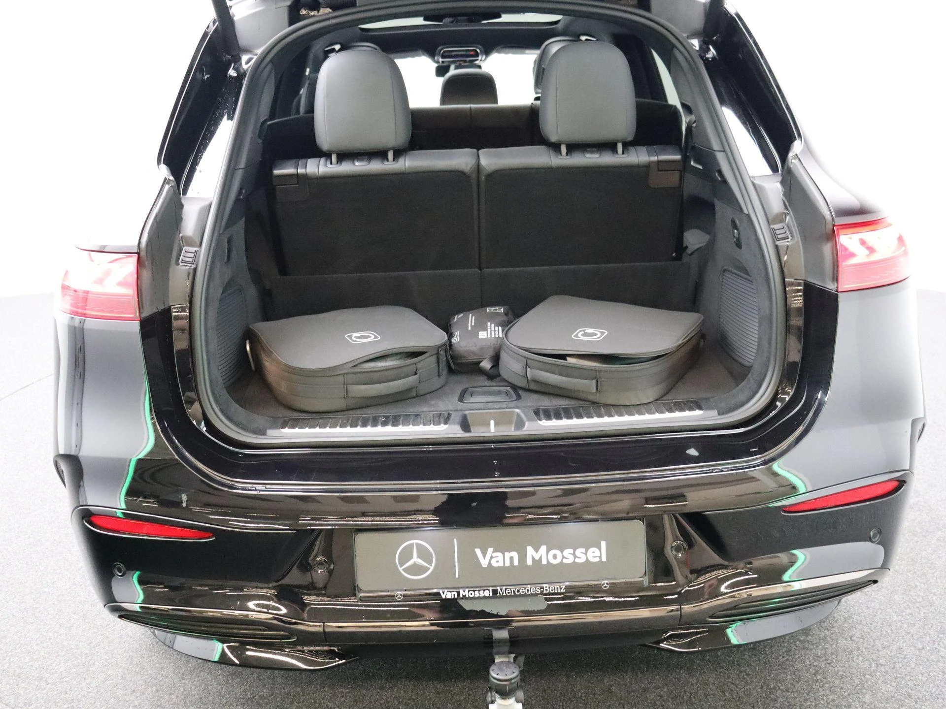 Mercedes-Benz-EQS-image-30