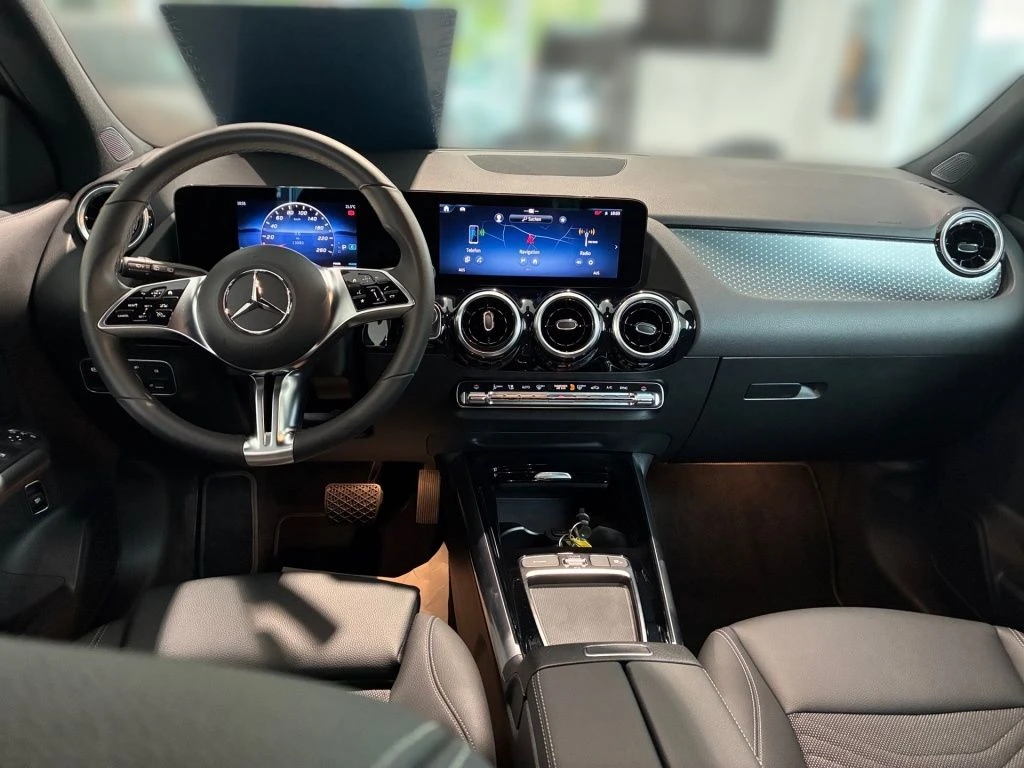 Mercedes-Benz-GLA 200-image-11