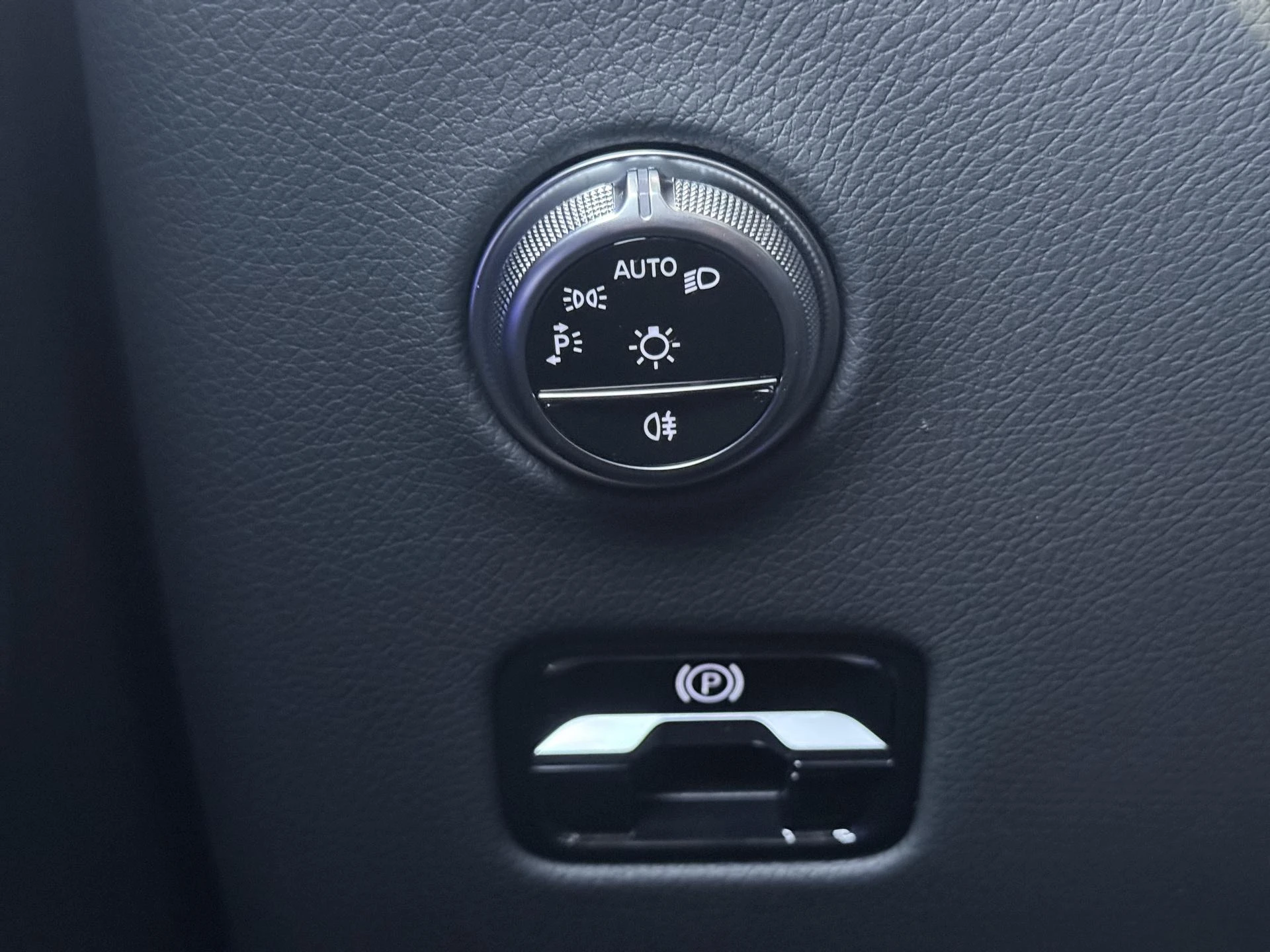 Mercedes-Benz-GLC-image-25