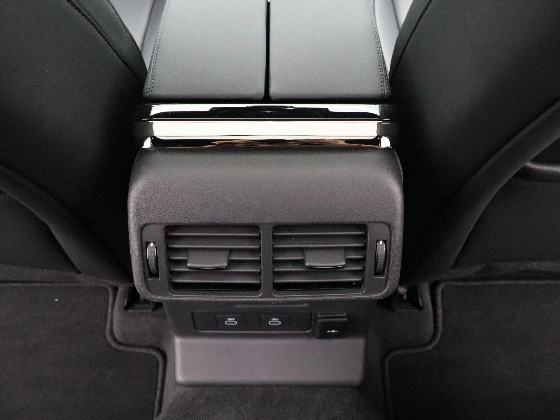 Land Rover-Range Rover Velar-image-37