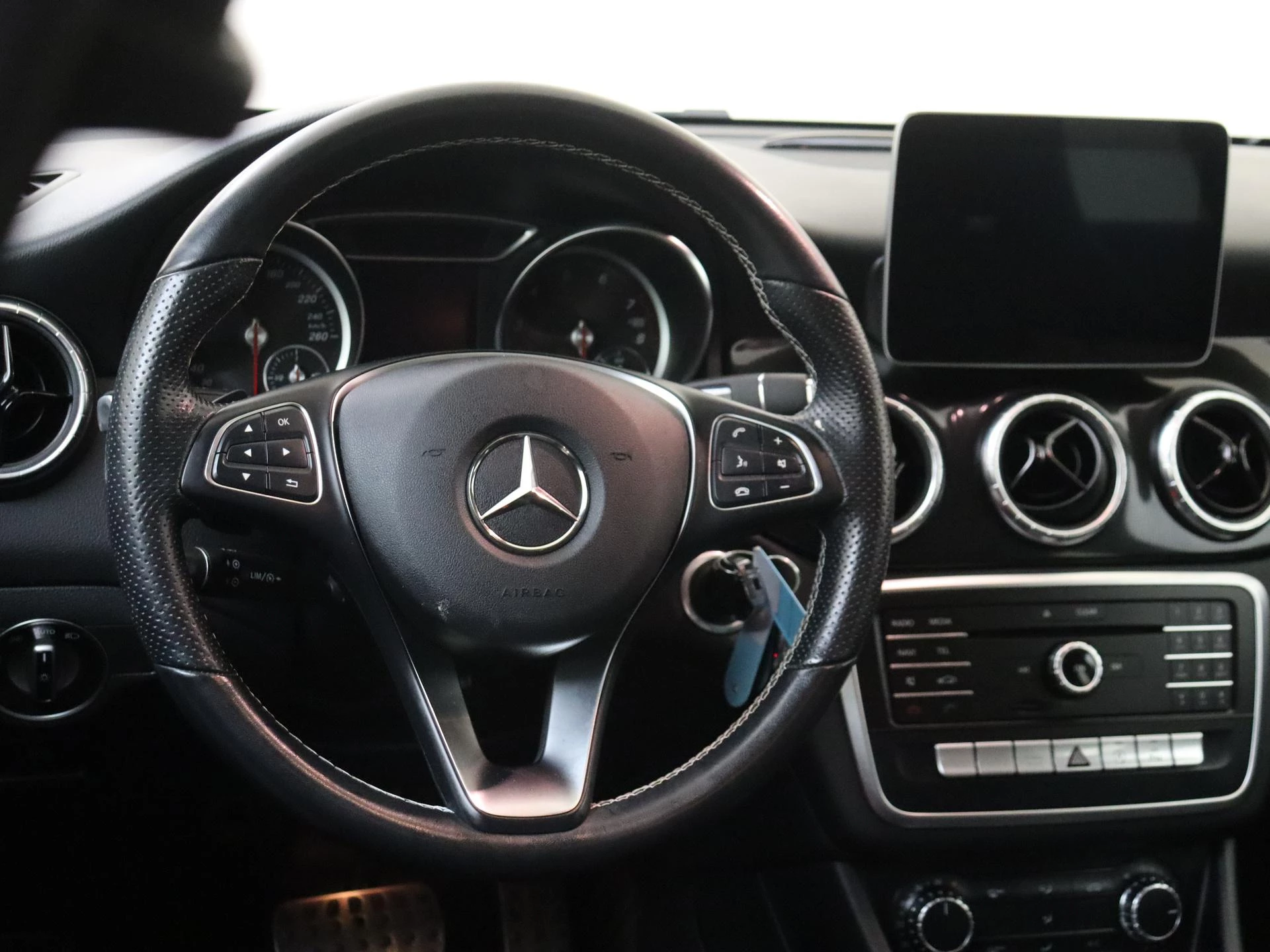 Mercedes-Benz-CLA-image-12