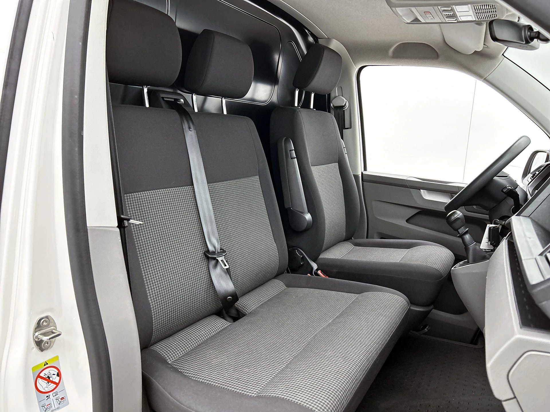 Volkswagen-Transporter-image-30