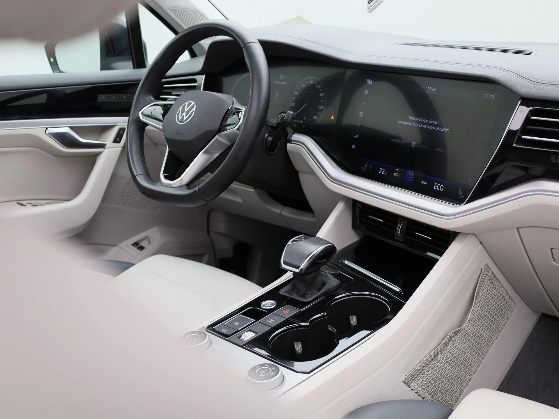 Volkswagen-Touareg-image-48