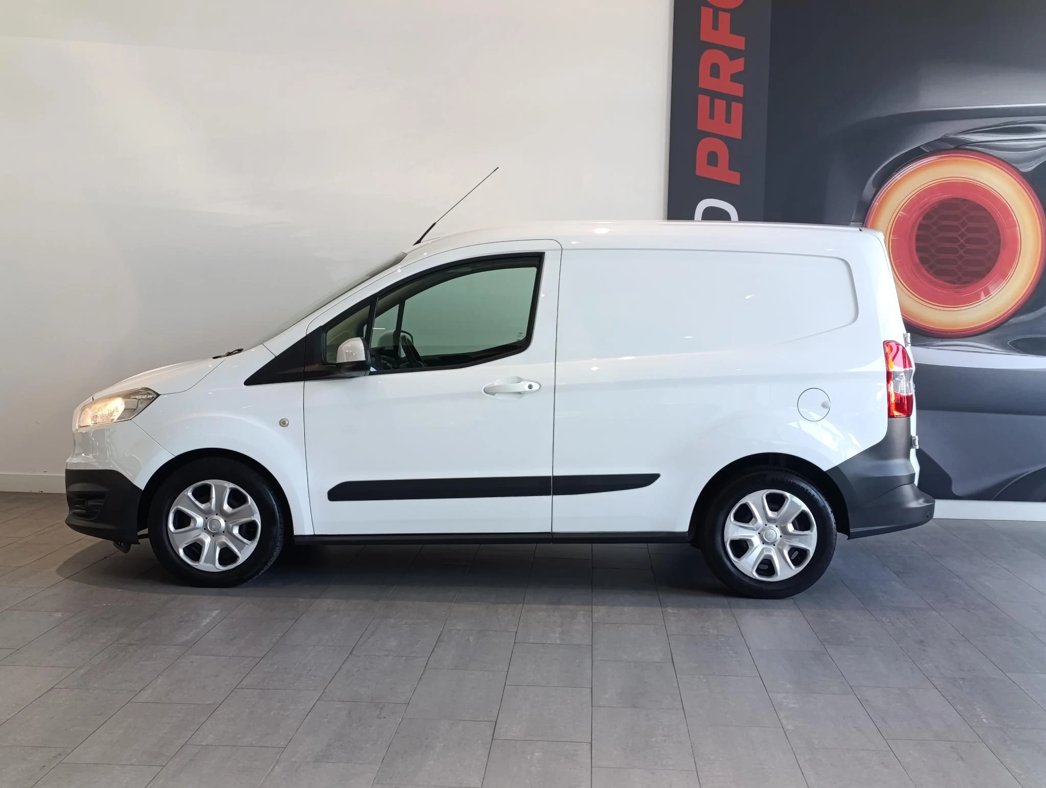 Ford-Transit Courier-image-2
