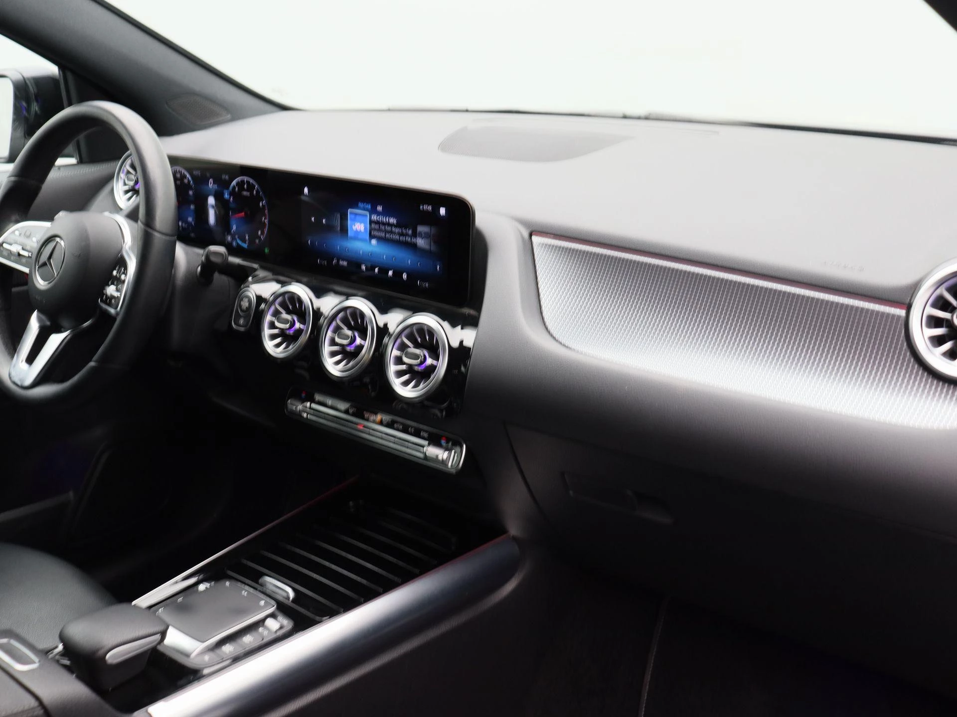 Mercedes-Benz GLA 180 Business Line + TREKHAAK + CAMERA + LED +
