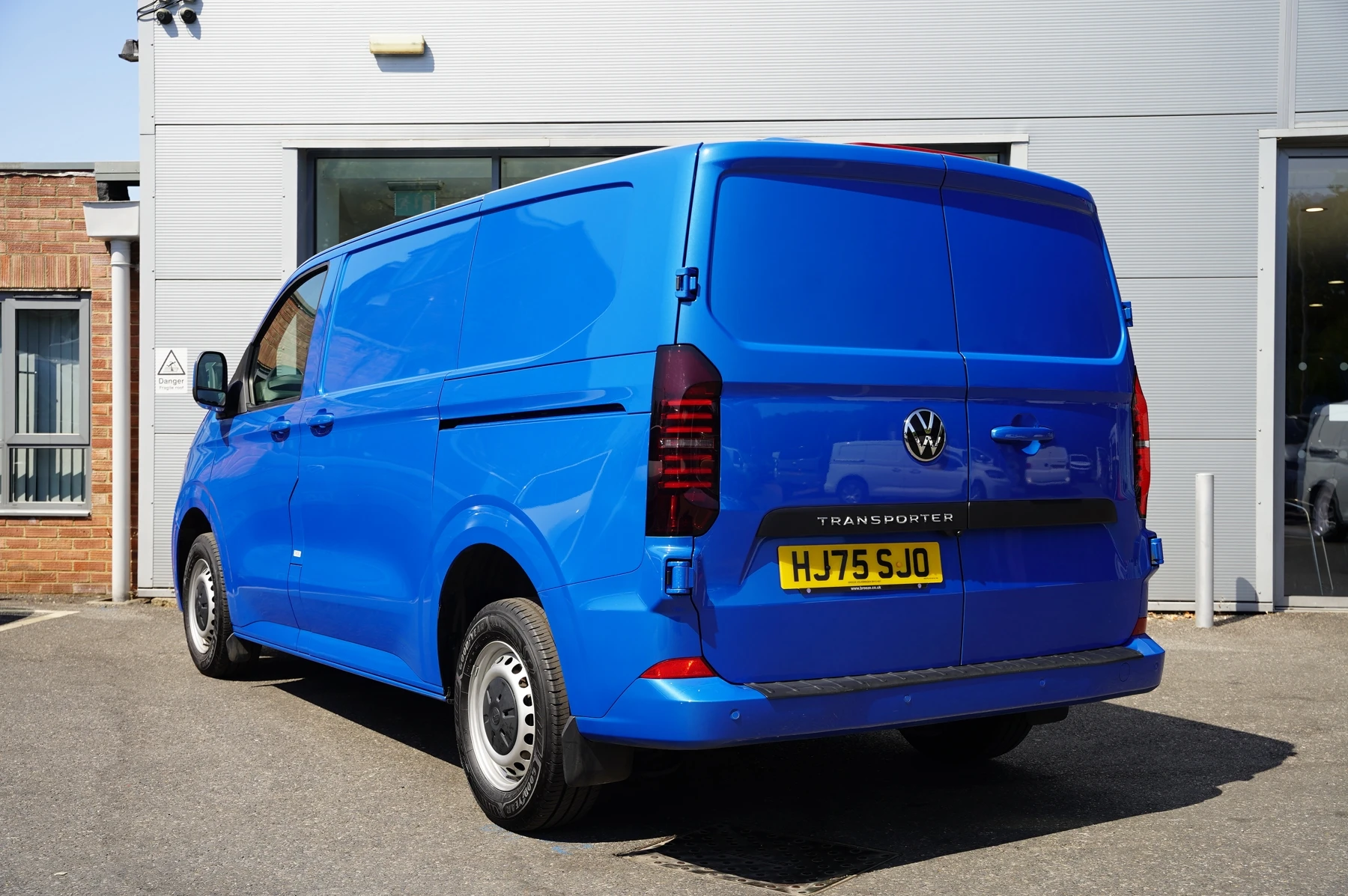 Volkswagen-Transporter-image-2