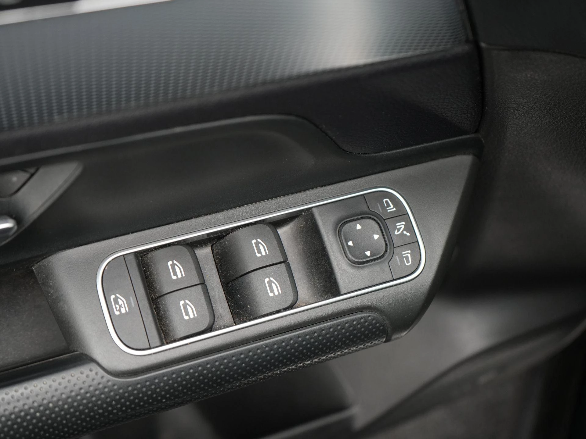 Mercedes-Benz-GLB-image-34