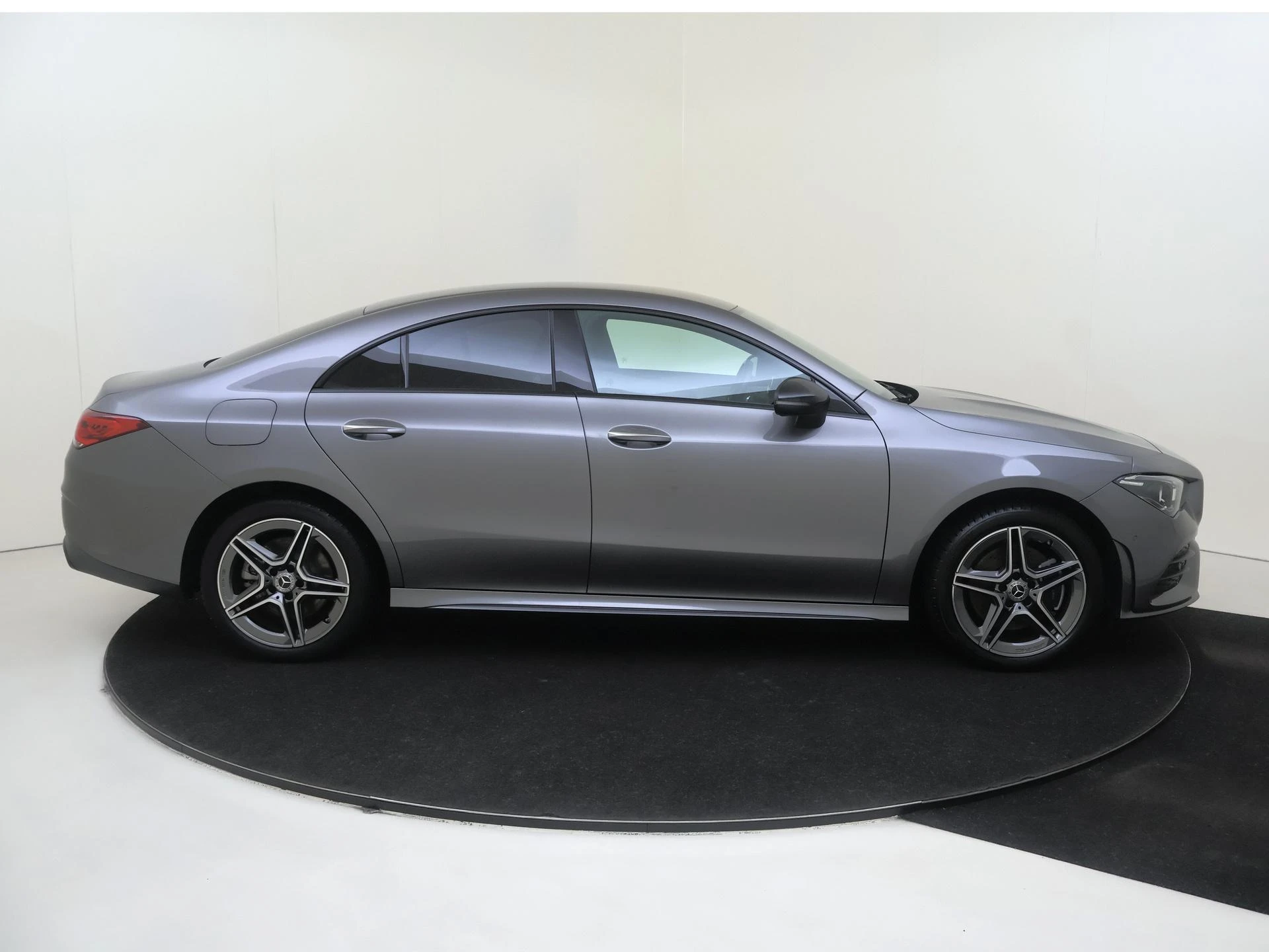 Mercedes-Benz-CLA-image-8