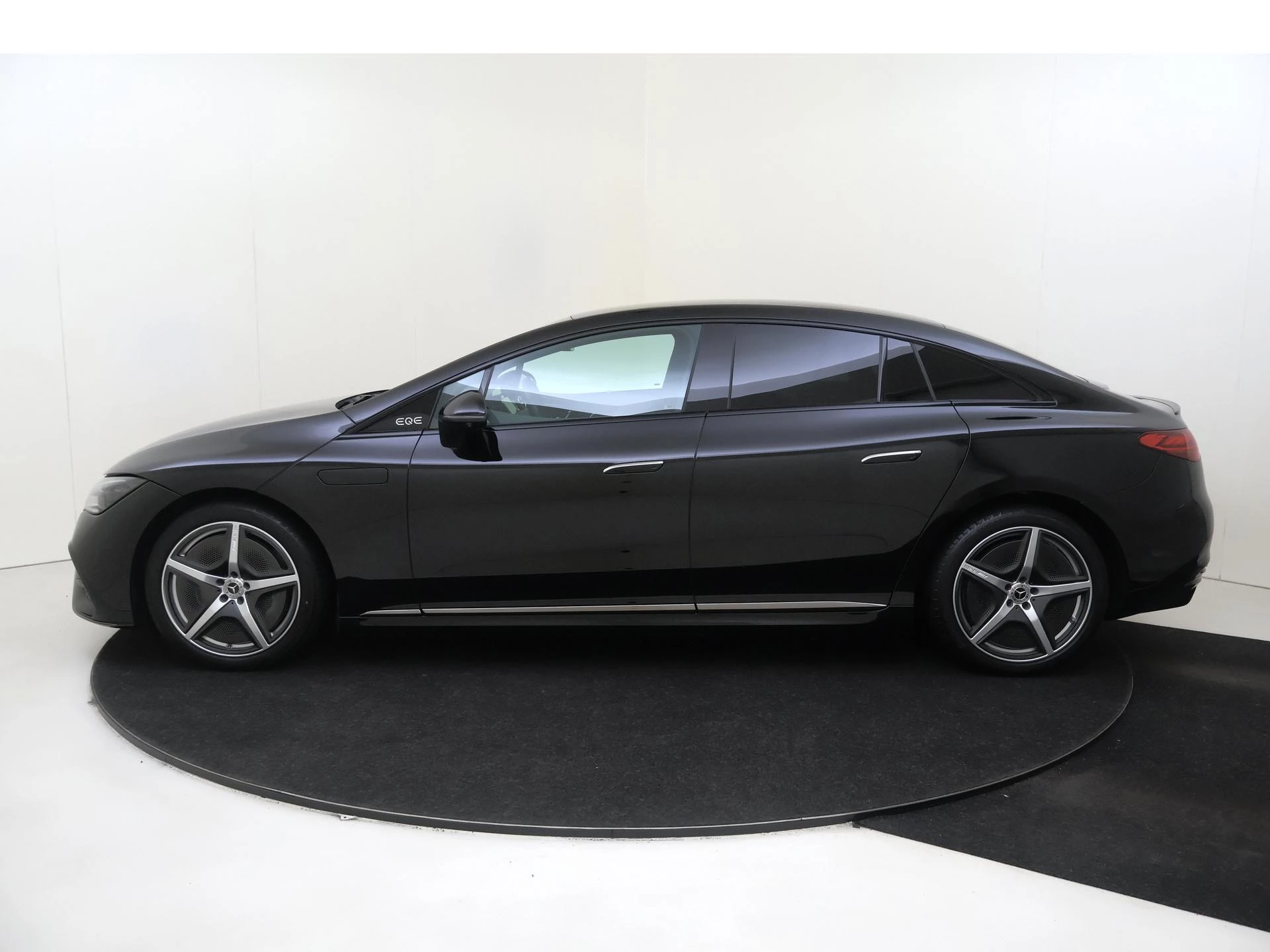 Mercedes-Benz-EQE-image-7