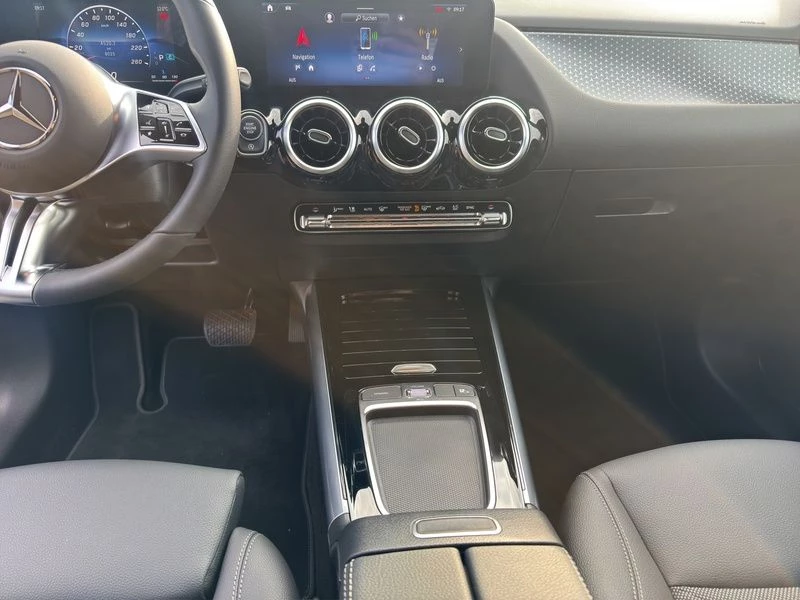 Mercedes-Benz-GLA-image-16