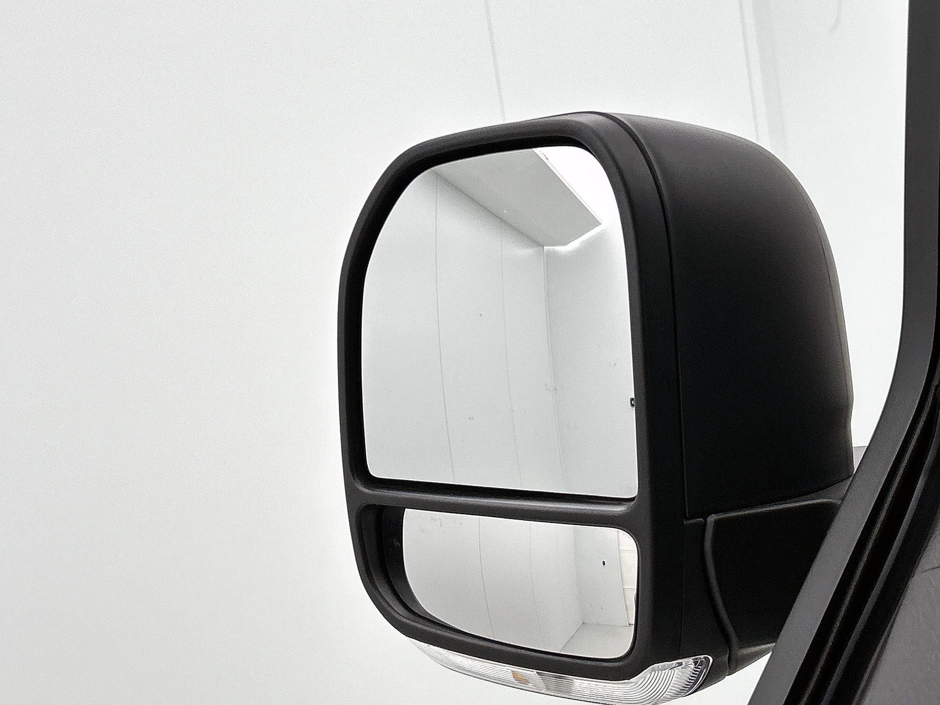 Volkswagen-Transporter-image-7