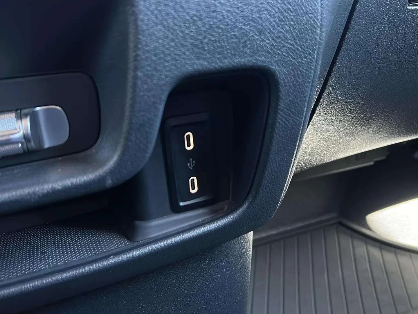 Mercedes-Benz-Vito-image-14