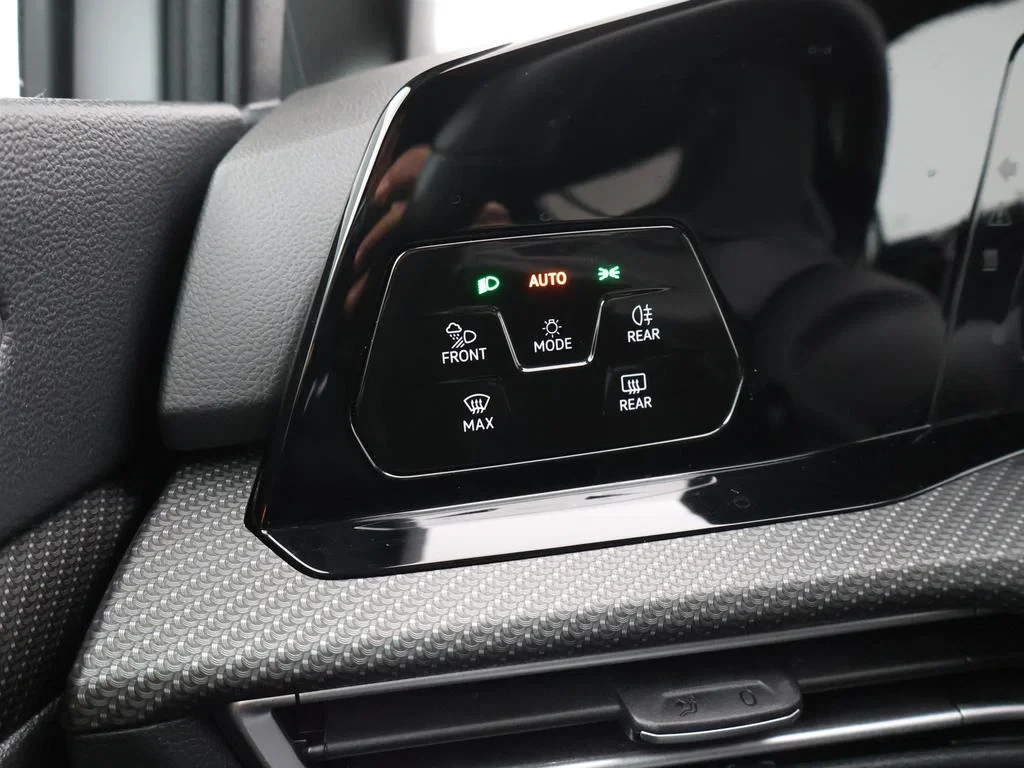 Volkswagen-Golf-image-25