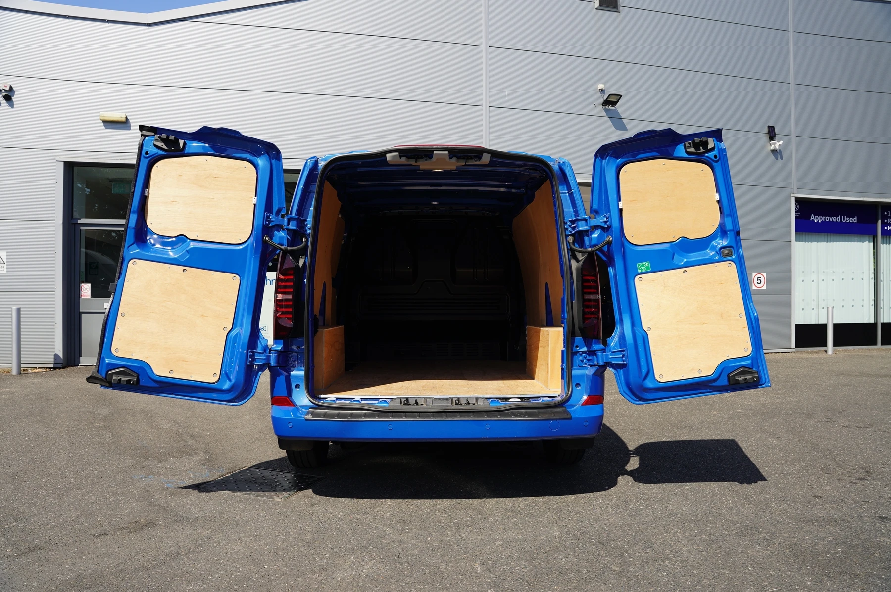 Volkswagen-Transporter-image-29