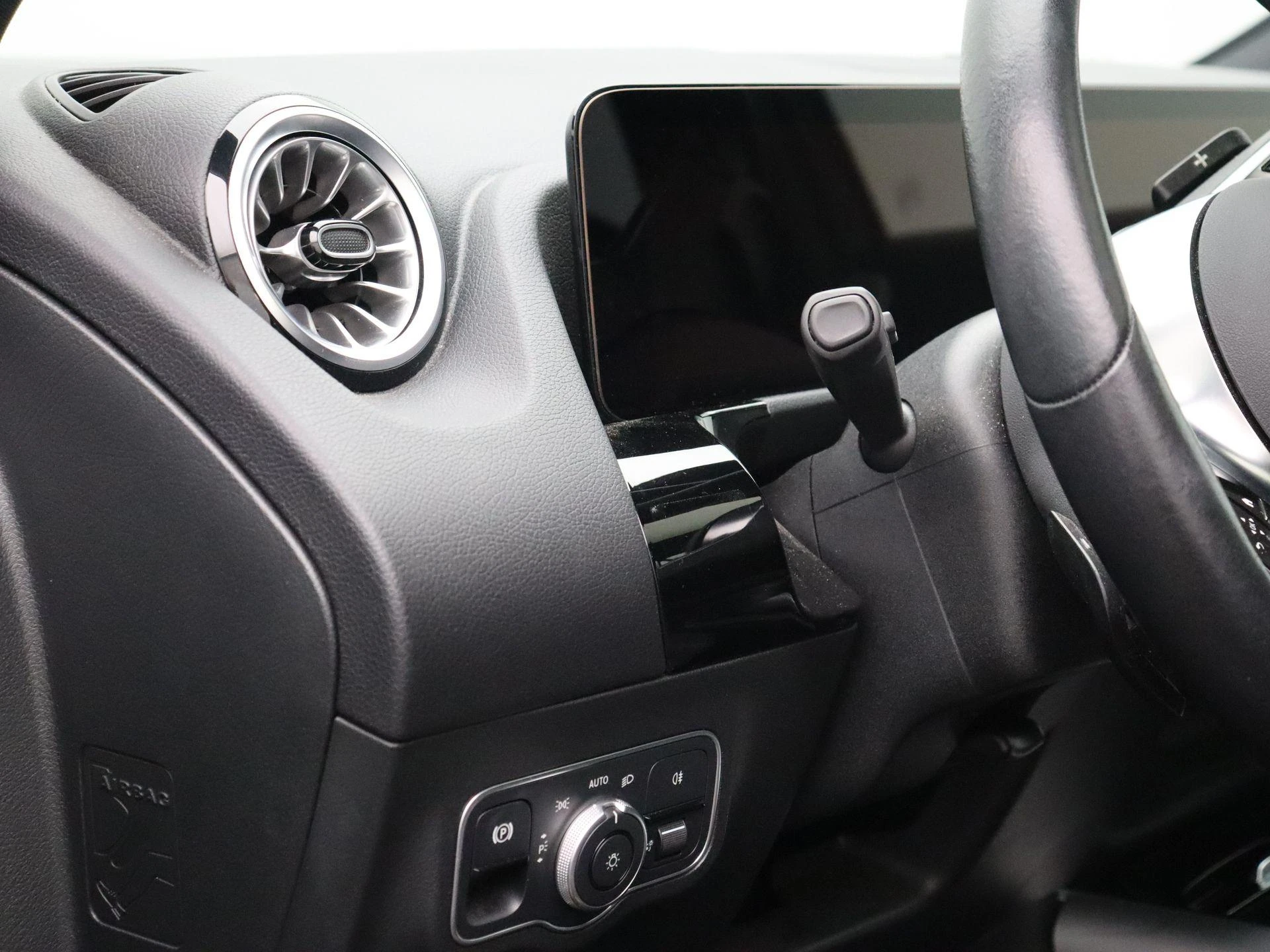 Mercedes-Benz-EQA-image-9