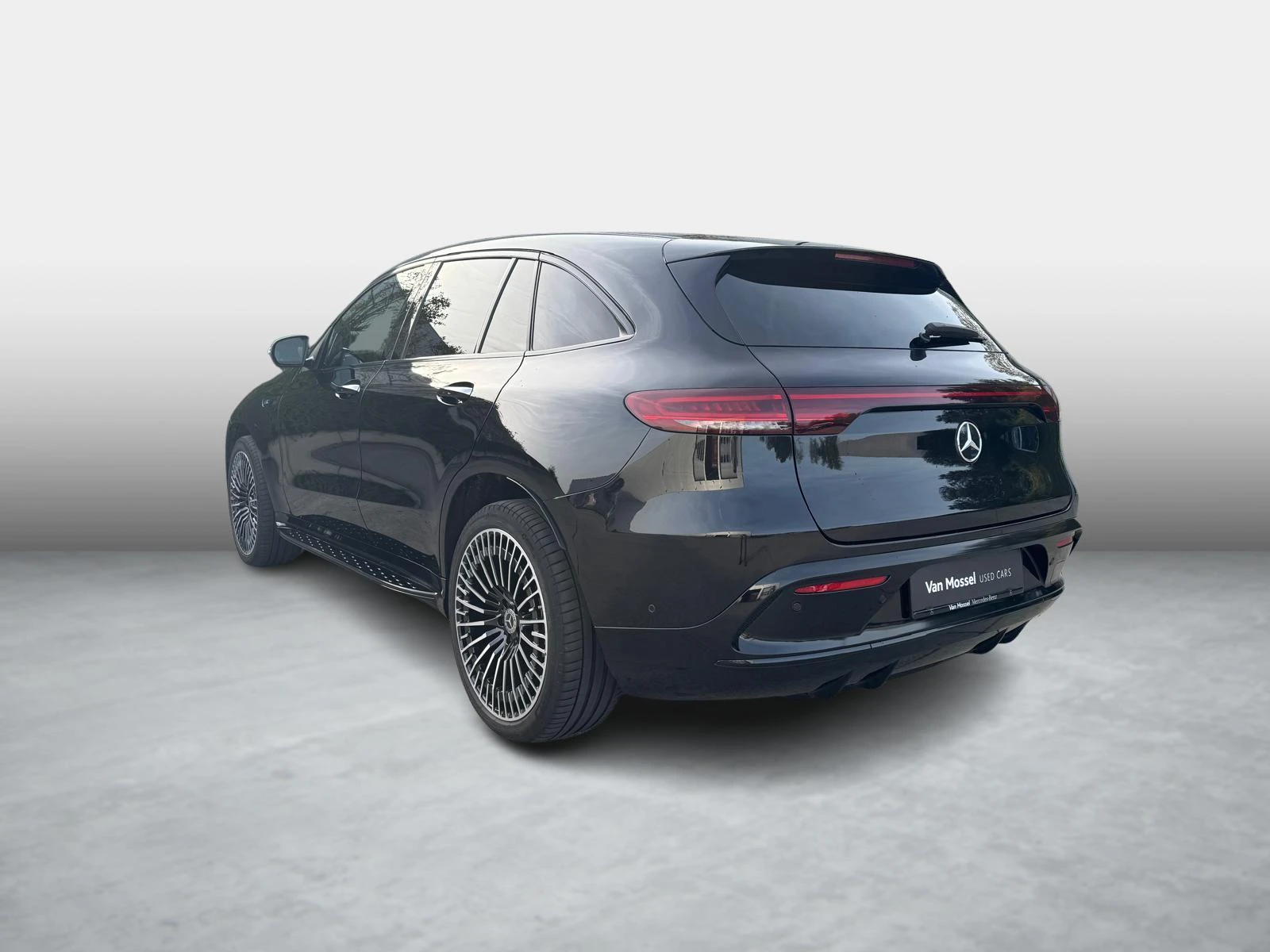 Mercedes-Benz-EQC-image-3