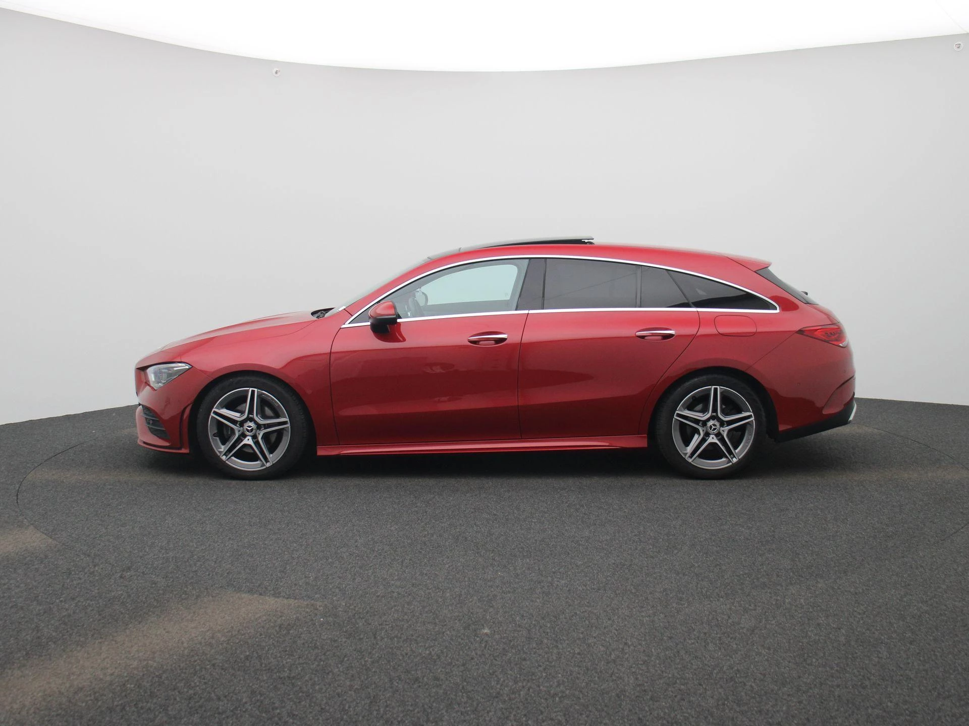 Mercedes-Benz CLA 180 d AMG Line Shooting Brake + CARPLAY + PANO DAK + TREKHAAK + MEMORY SEATS +
