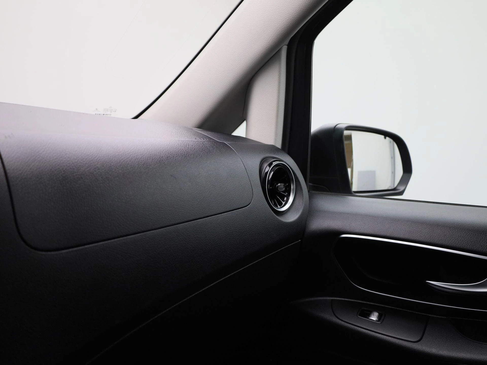 Mercedes-Benz-Vito-image-25
