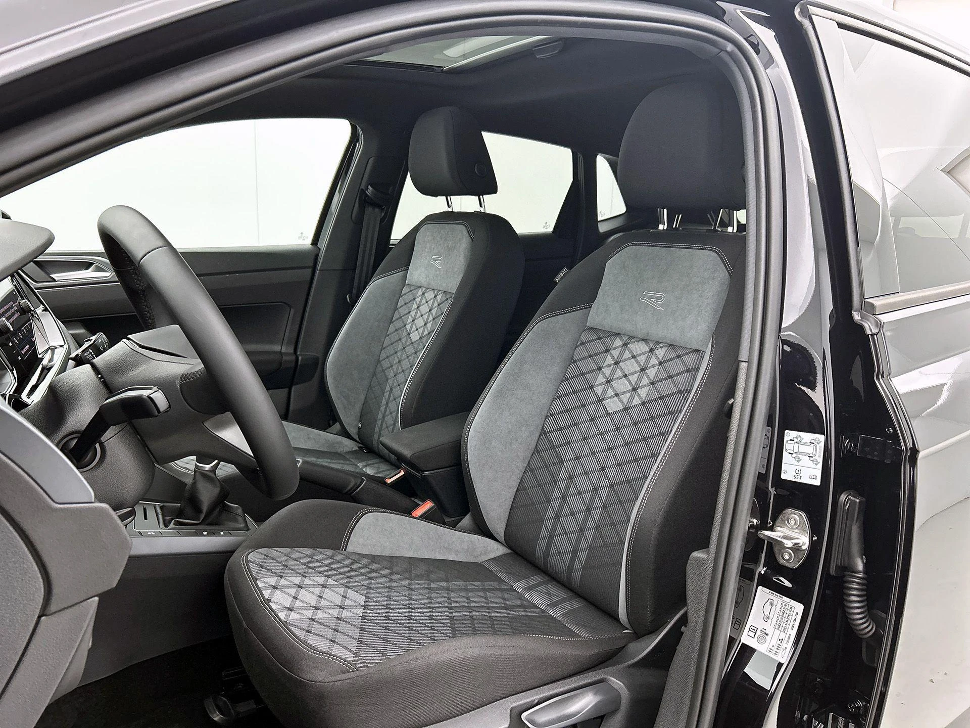 Volkswagen-Polo-image-24
