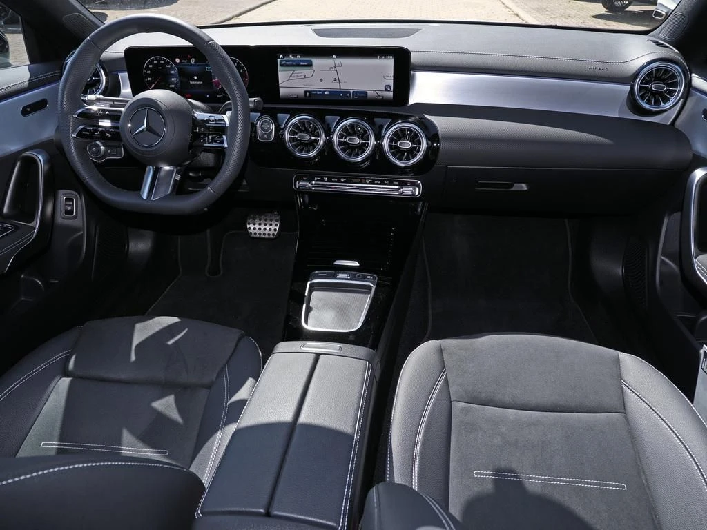Mercedes-Benz-CLA 200-image-13