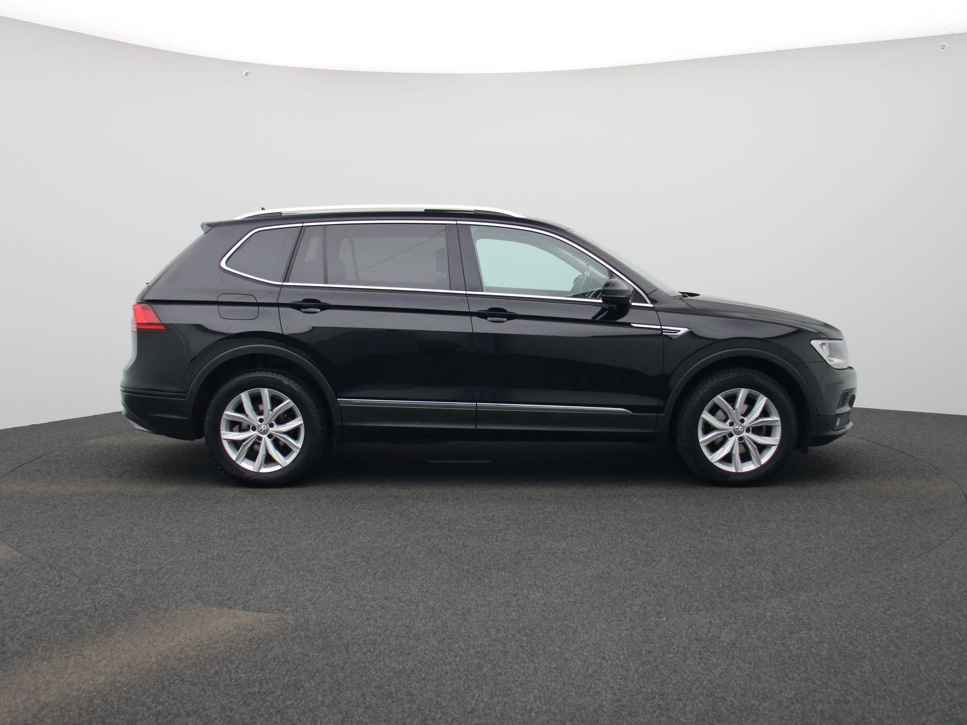 Volkswagen-Tiguan Allspace-image-5