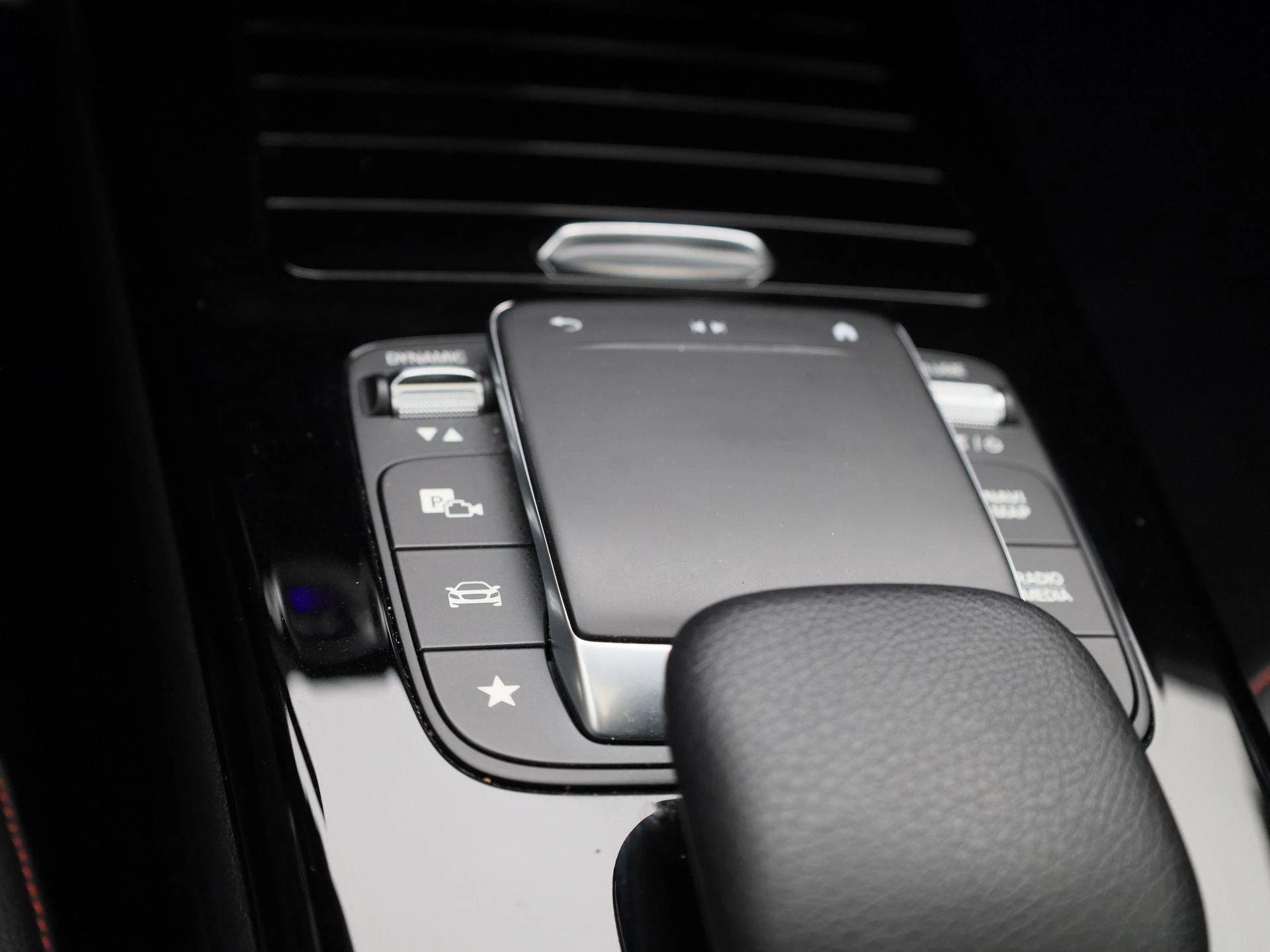 Mercedes-Benz-CLA-image-20