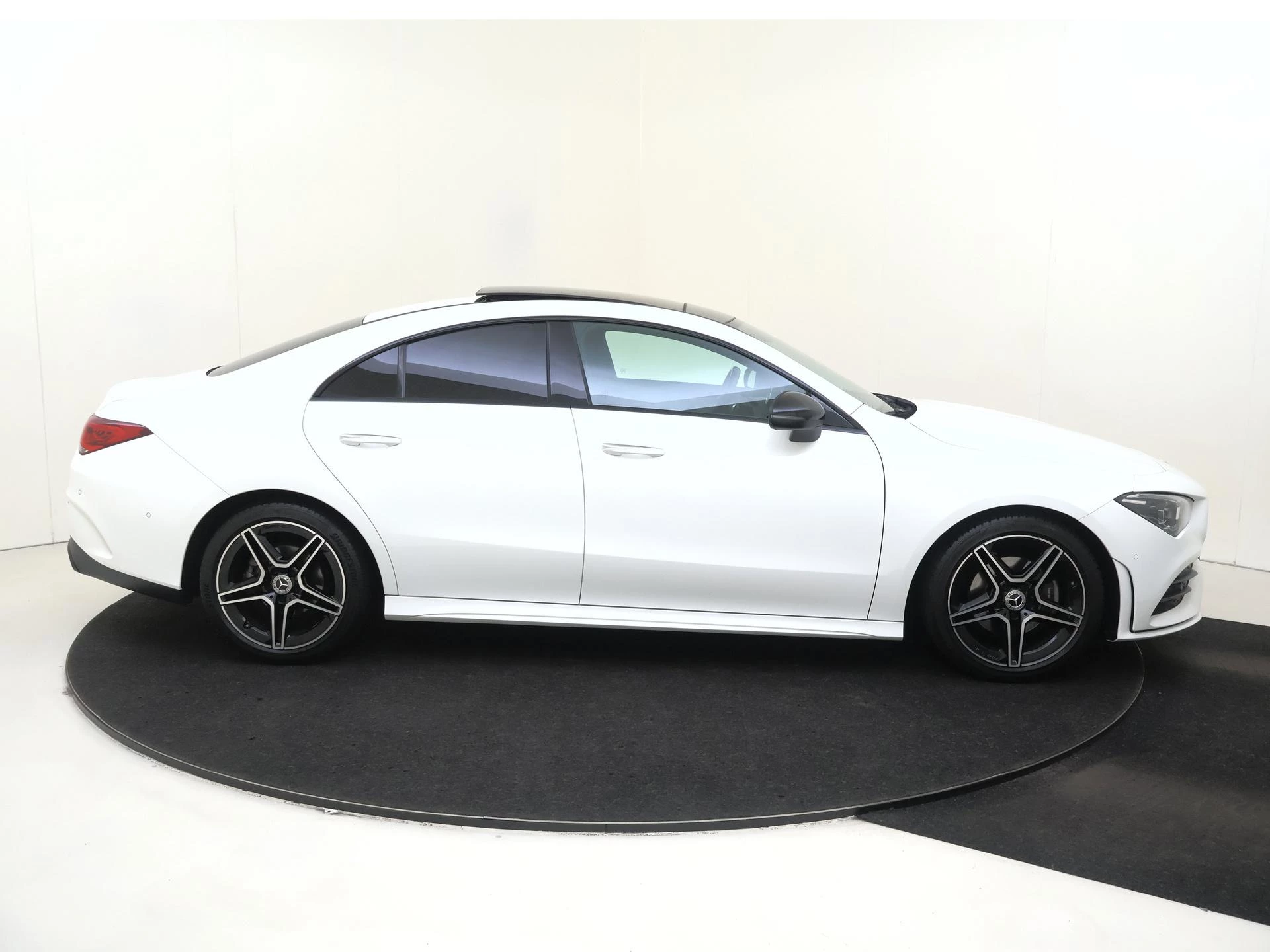 Mercedes-Benz-CLA-image-8