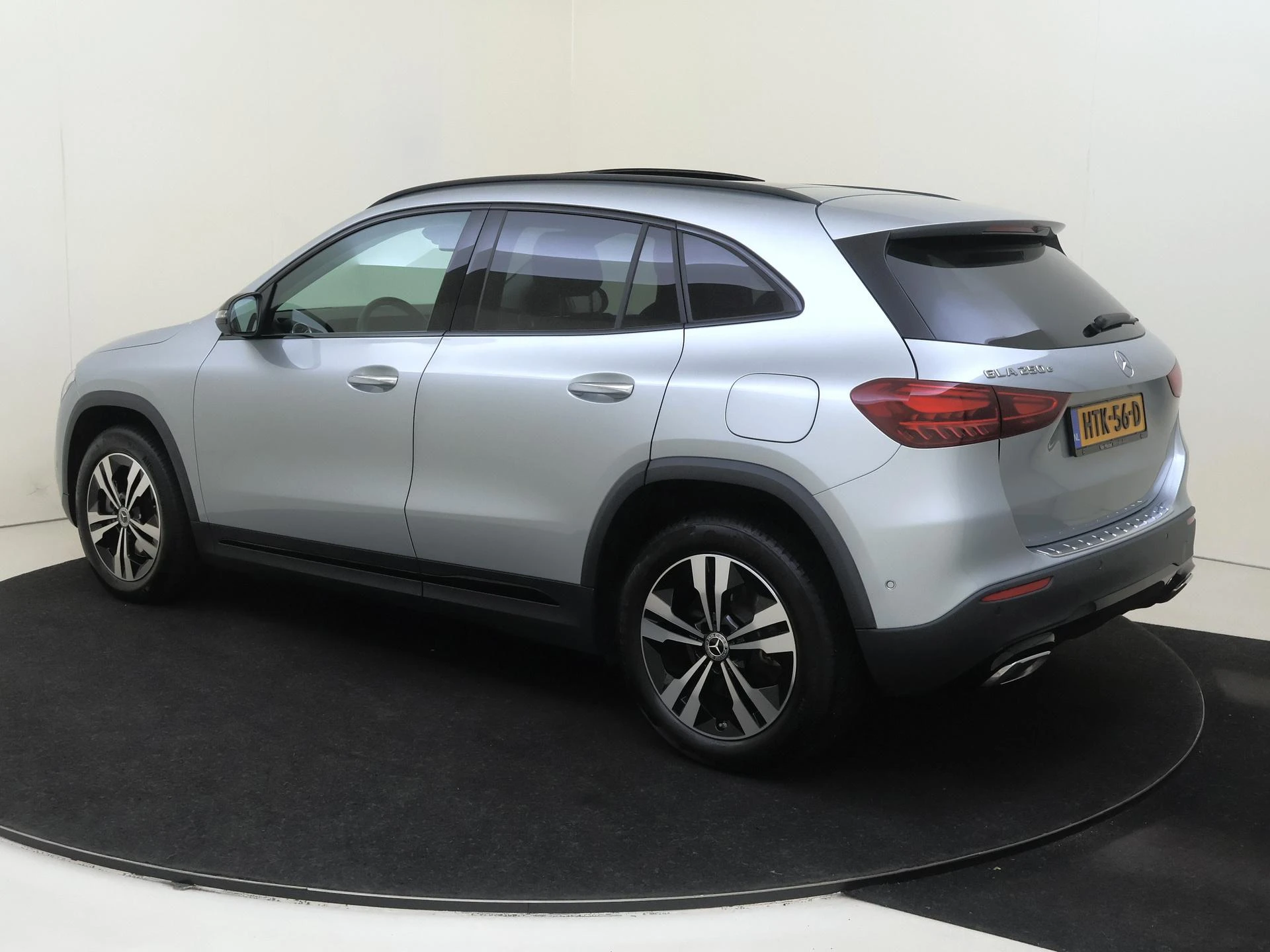 Mercedes-Benz-GLA-image-2