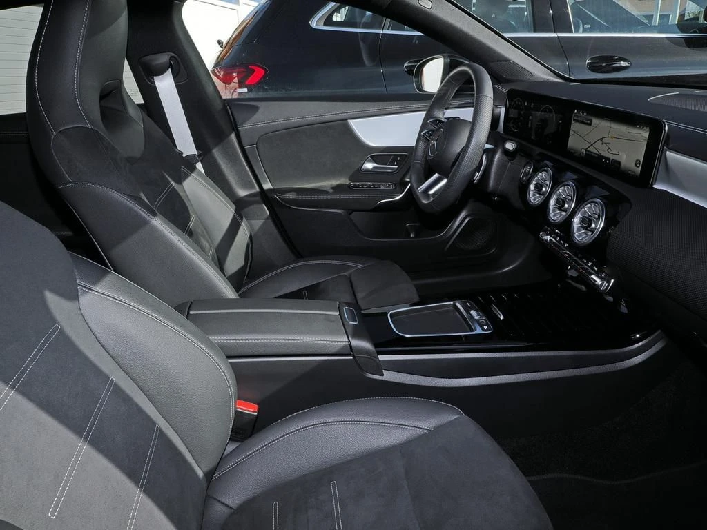 Mercedes-Benz-CLA 200 d-image-10