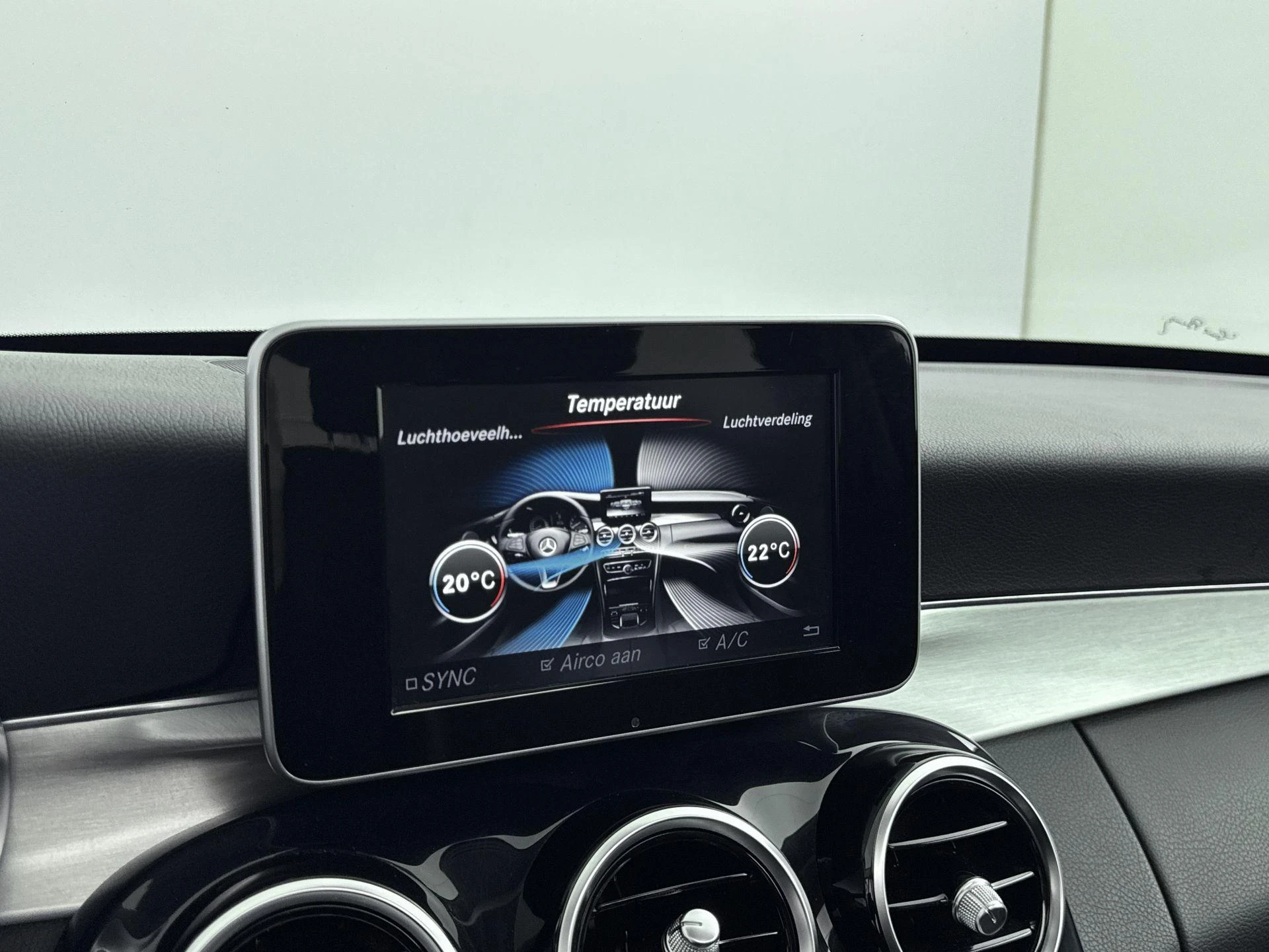 Mercedes-Benz-C-Klasse-image-25