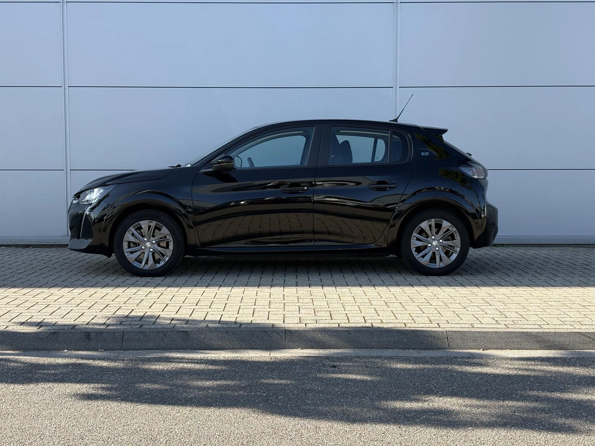 Peugeot-e-208-image-2