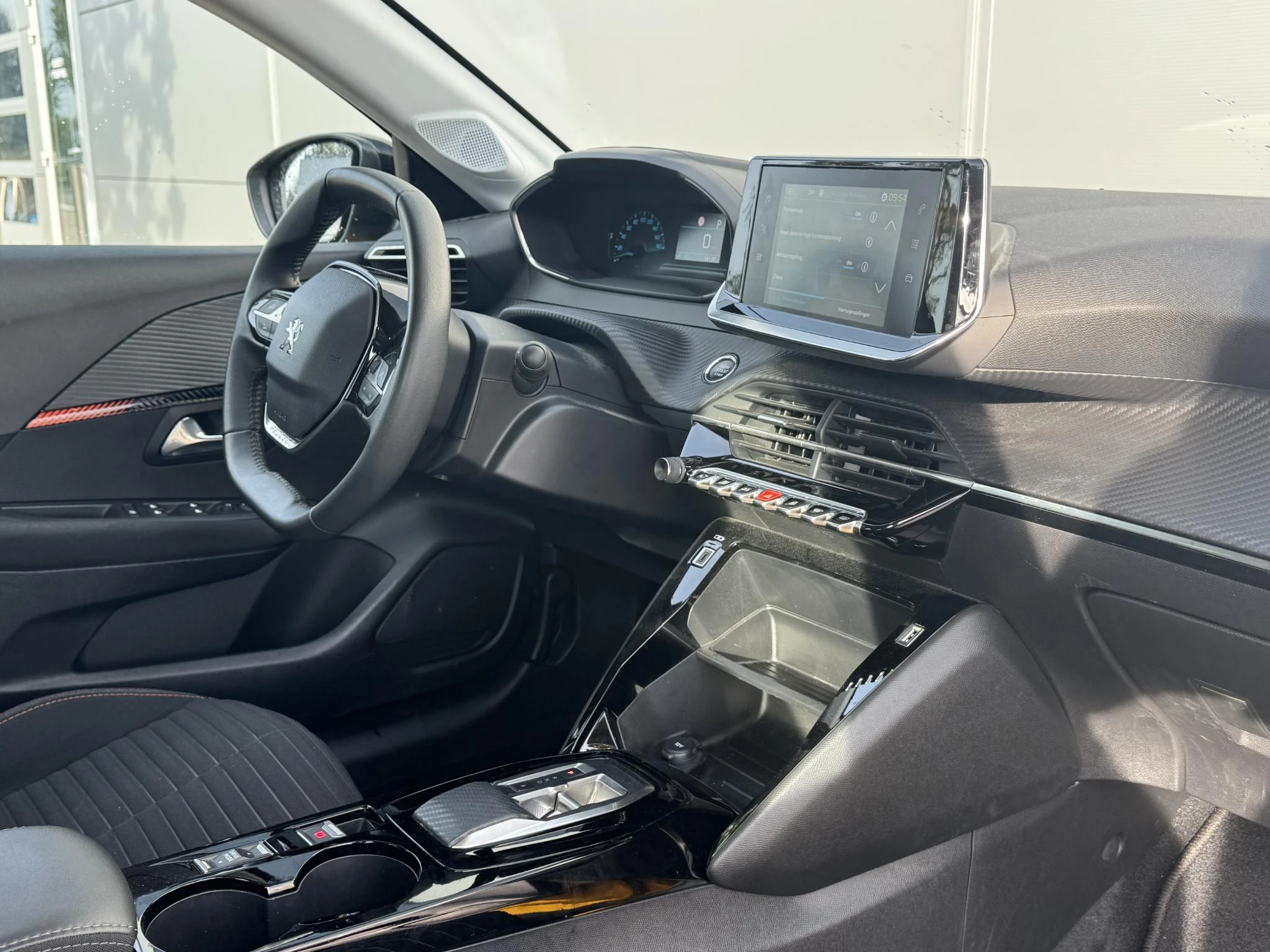 Peugeot-e-208-image-23