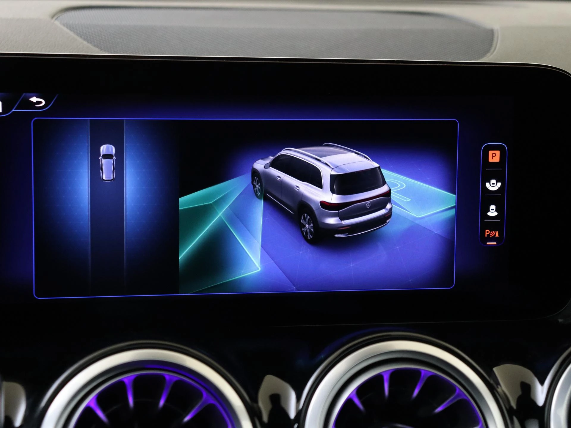 Mercedes-Benz-EQB-image-18
