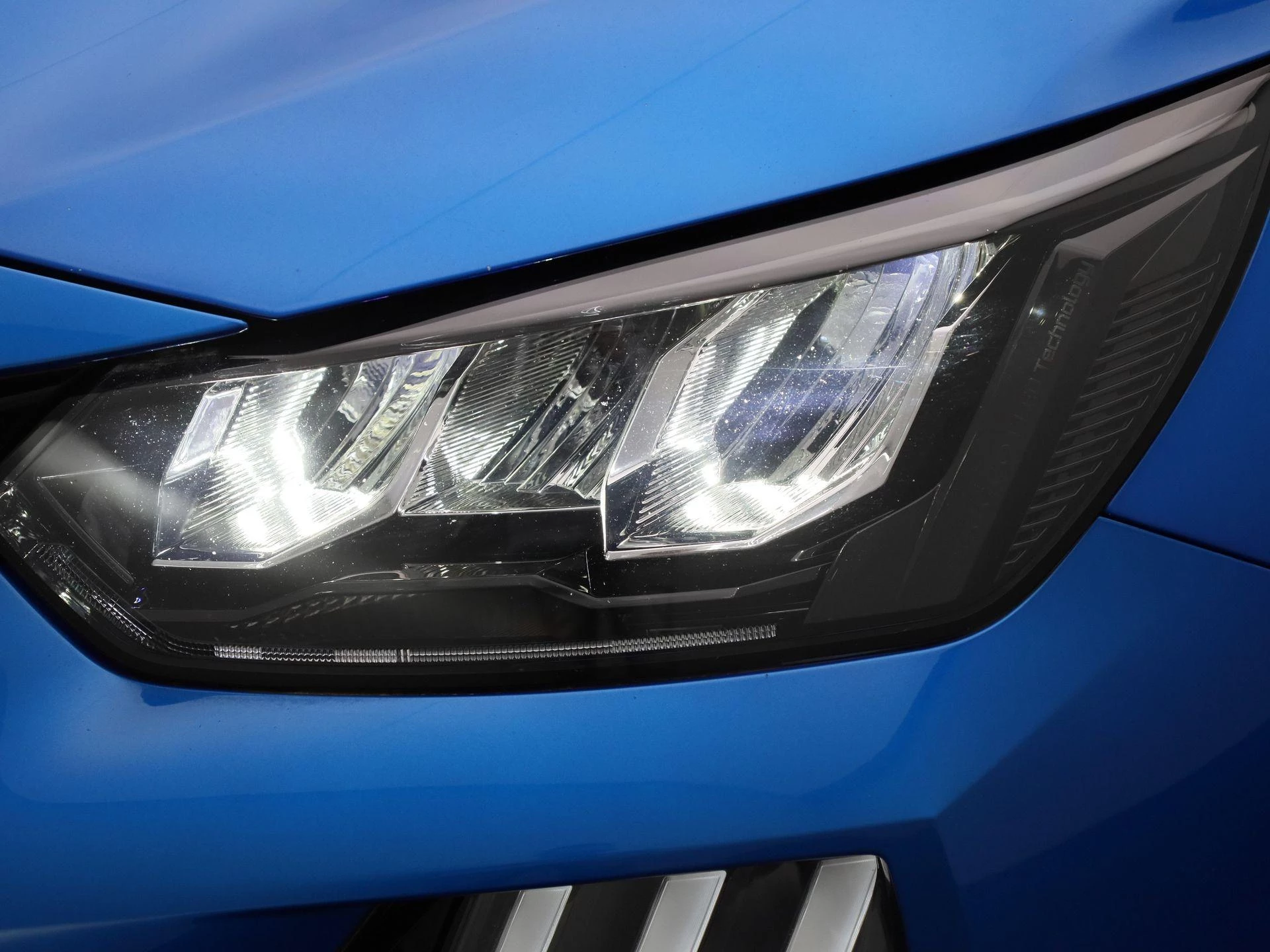 Peugeot-e-208-image-12