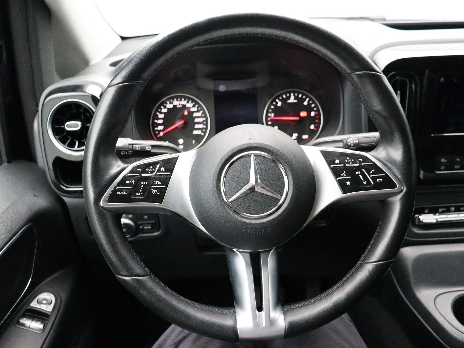 Mercedes-Benz-Vito-image-12