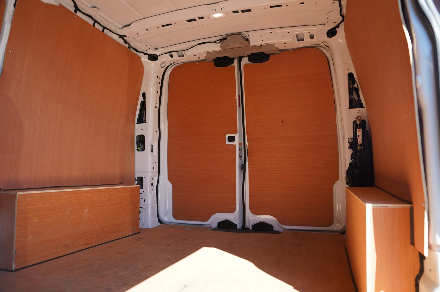 Volkswagen-Transporter-image-29