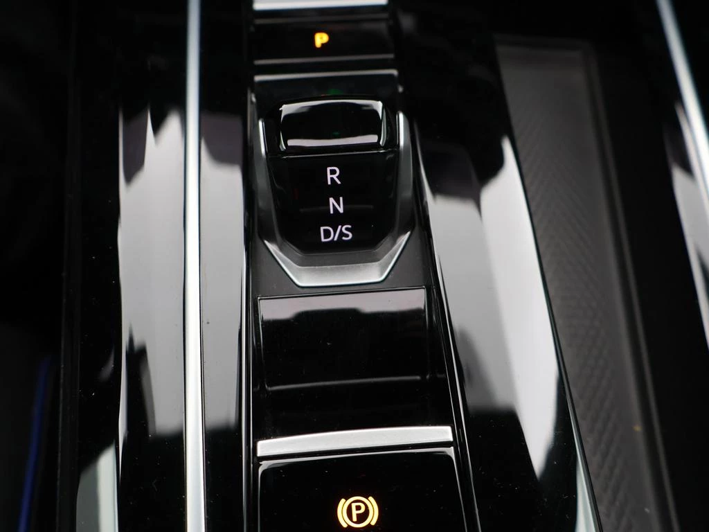 Volkswagen-Golf-image-24