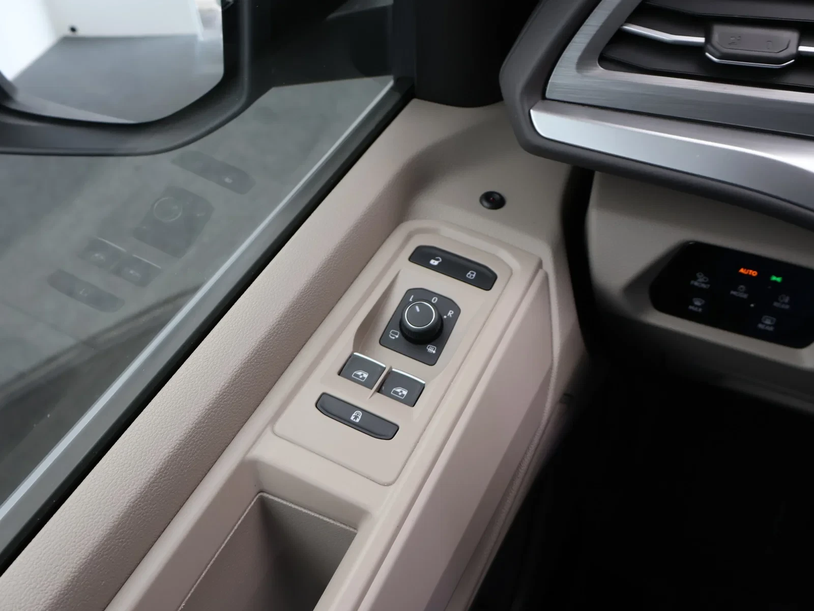 Volkswagen Multivan T7 eHybrid (PHEV) Multivan T7 PHEV Life Korte versie 1.5eHybrid 4X4 245PK *AUTOMAAT*7 ZITPLAATSEN*VIRTUAL COCKPIT*TREK